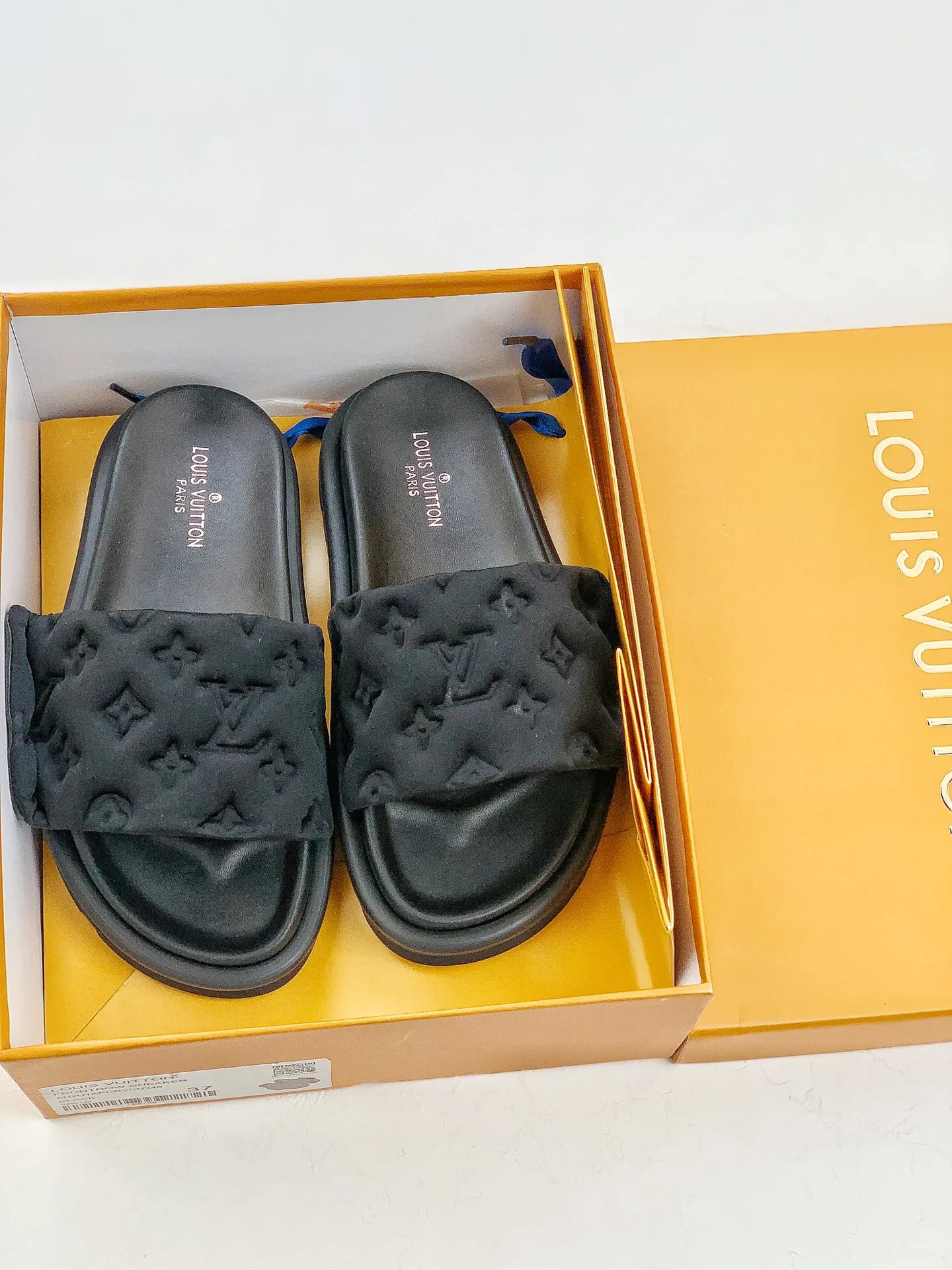 🌈Louis Vuitton 夏季單品2023專櫃 春夏新款 最高限定專櫃上新 LV情侶厚底拖鞋明星同款 網紅博主推薦◆ 原版開模 代購版本◆ Lv 原版浮雕工藝方塊結構◆ 真皮鞋面◆ 水台4.5CM◆ 原版私膜 真皮大底◆ 全套專櫃包裝尺碼:35 36 37 38 39 40(男鞋後續到貨)!!230610HXEF310QOP