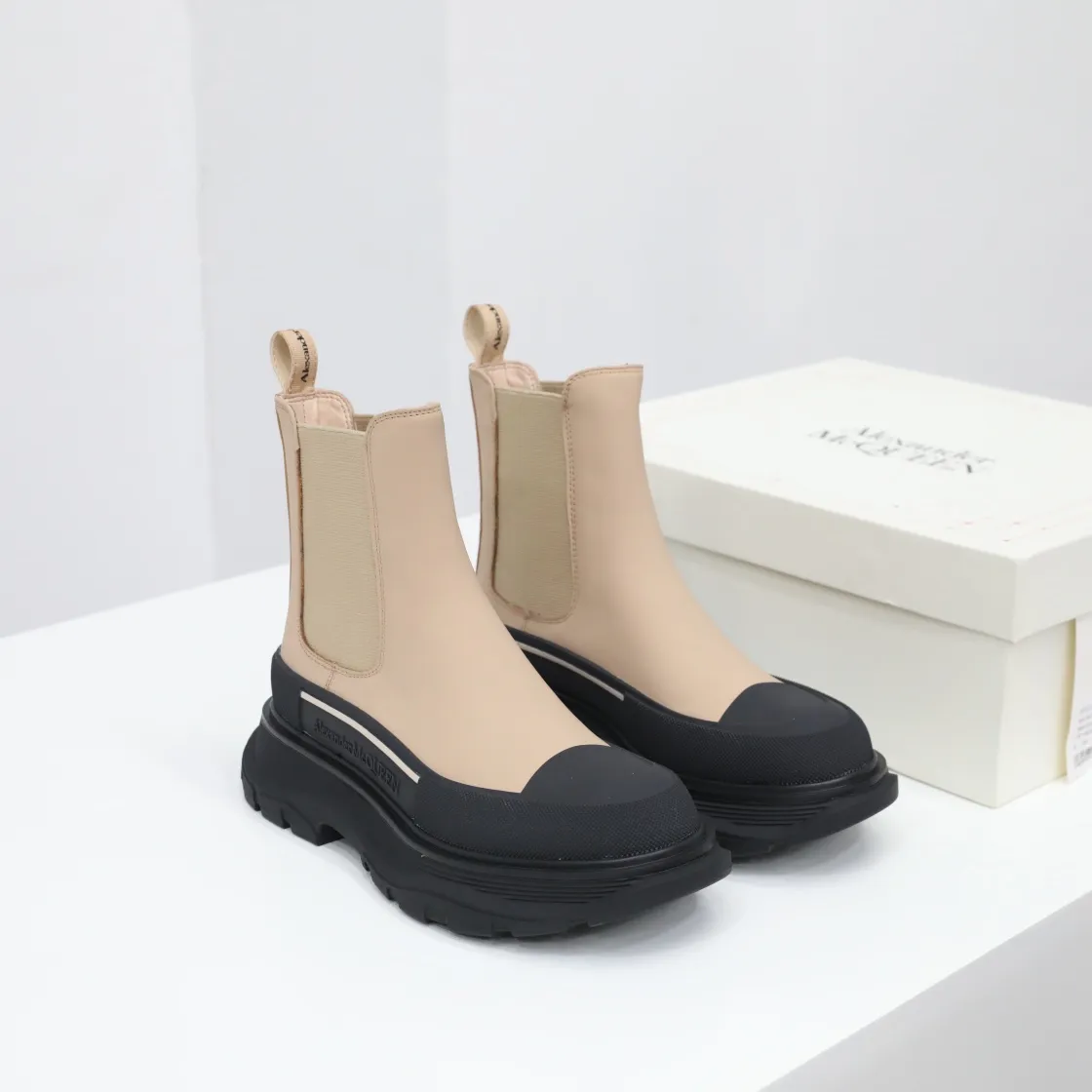 Mcq麥昆新款組合底切爾西靴//面開邊珠裡牛//size女35-40/男39-44