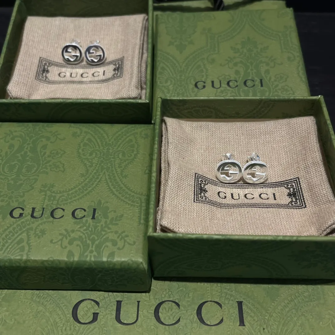𝐆𝐮𝐜𝐜•Interlocking G純銀耳環非常熱門的單品 男生女生均可以佩戴駕馭任意風格配包裝編號：400290