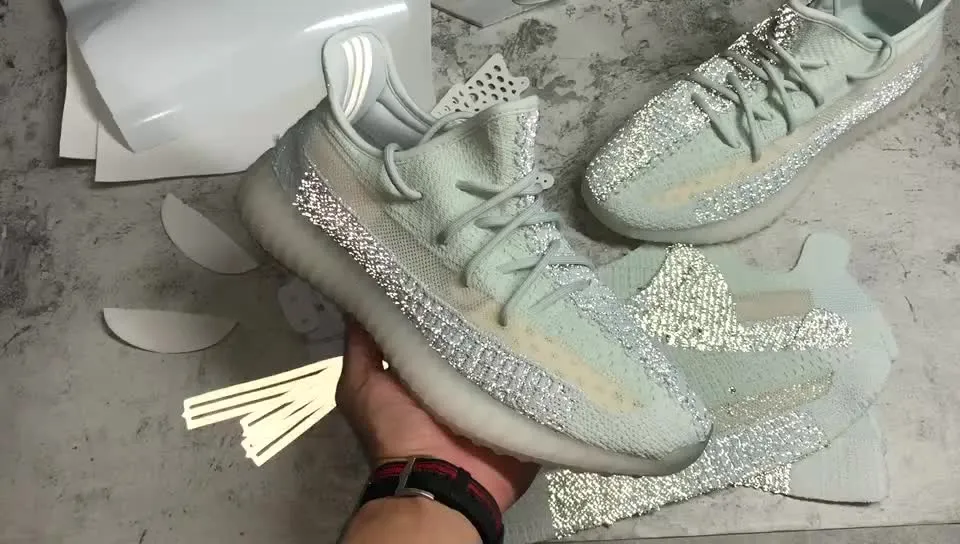 ▪️反光效果Yeezy 350V2 Cloud white 新冰藍/泛藍限定 滿天星