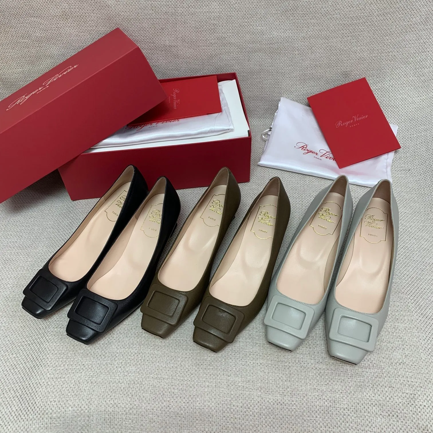 羅傑維維亞Roger Vivier 莞產高品質女士奢侈方頭香蕉跟高跟鞋 不同於很多大品牌鞋履所展現出來那種性感美 而是獨具一格的將大方 典雅 知性美體現的淋漓盡致 這種知性美 往往能在很多恰當的時機 快速的提升一個人的氣質…這就是RV的鞋履被很多很多明星和注重於時尚的人群 奉為心頭愛的緣由 RV的常青款 經典方扣高跟鞋 圓頭的設計 6.5cm的跟高 讓它舒適 更百搭 配 連衣裙 牛仔褲 闊腿褲 等等都能非常好的駕馭面料:進口山羊皮面,手感細膩順滑內裡墊腳:頭層羊皮 大底:意大利進口真皮大底跟高:4.5cm包裝 :原廠的包裝 配有卡片 布袋 外盒貼RV官方二維碼碼數:34~40.(34.40定做不退換⚠️) 長度上偏大一碼