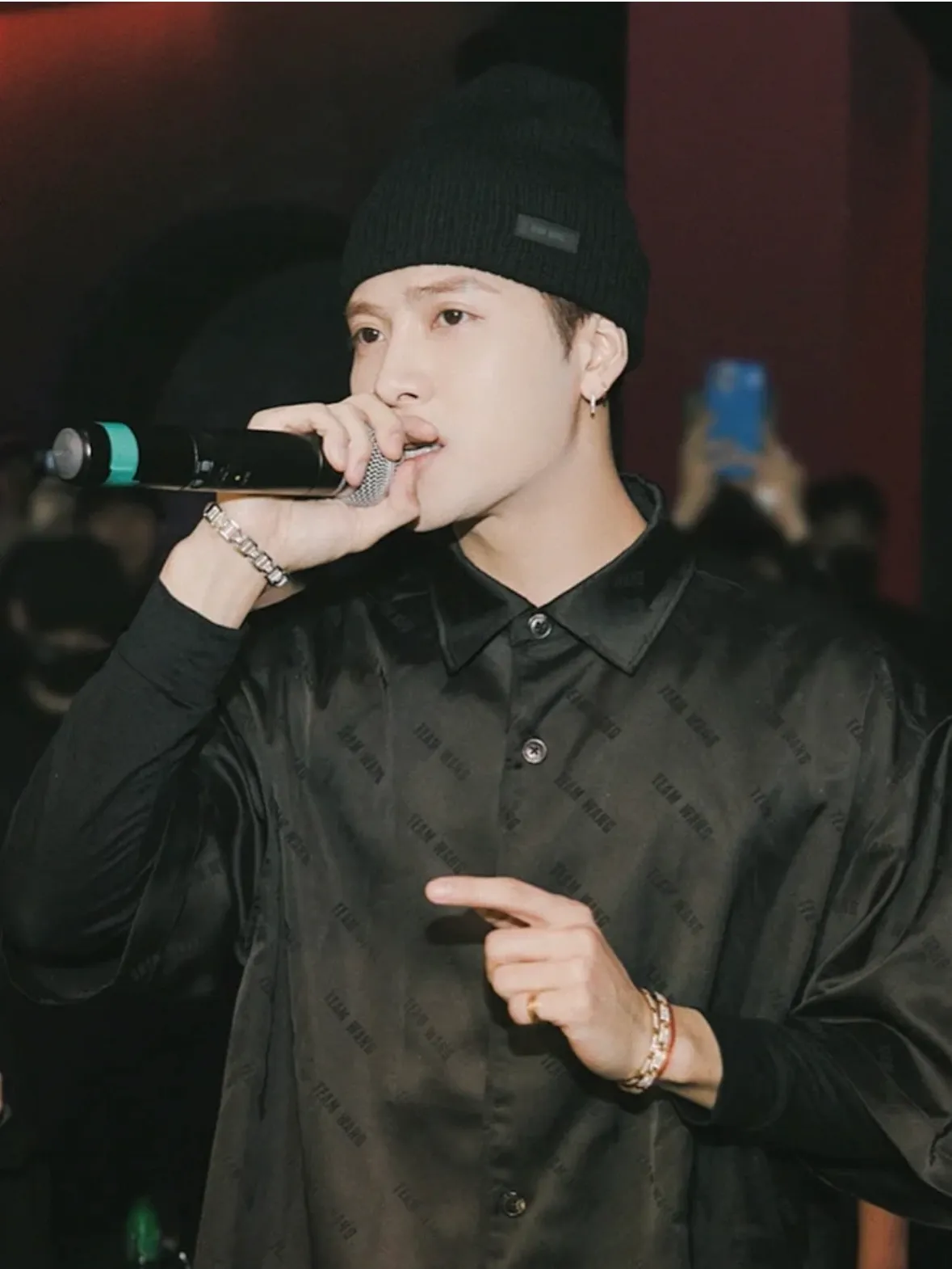 Team wang 王嘉爾同款logo提花工藝短袖襯衫 男女同款、衣服面料很舒服光澤感愛上了滿印logo真的很絕穿上整個人都高級起來了,而且顯瘦!