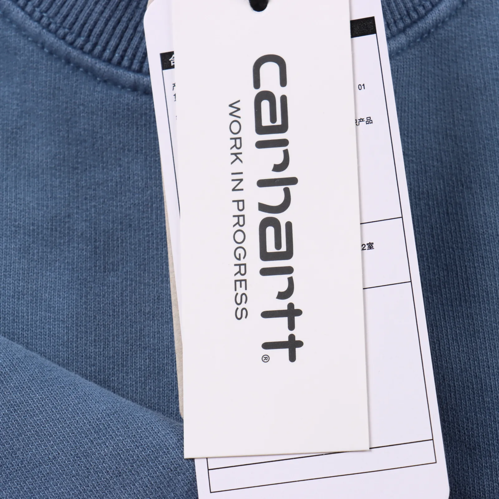 Carhartt 卡哈特 WIP 系列經典logo圓領套頭衛衣                 作為歐洲市場的專供系列依然秉承卡哈特的核心點：品質 耐久和舒適 看似寬闊基本的衛衣構造 融入了多種色彩的選擇使其擁有了十足的街頭味道 胸口簡約的貼佈繡logo已經詮釋了一切的辨識度 成衣採用重水洗工藝 優良的面料才能反復經得起考驗 復古做舊的效果充滿腔調 領口、袖口、下擺寬厚的螺紋加持既突顯了卡哈特工裝的粗獷精神 並且實用和耐穿性大大增加 無論你是工裝愛好者還是卡哈特的擁躉 這款重磅休閒衛衣一定是你秋冬季的百搭單品 430克全棉毛圈 成衣染色成衣水洗做舊 正品級定制                 SIZE:S-XL                編碼：EIO092342