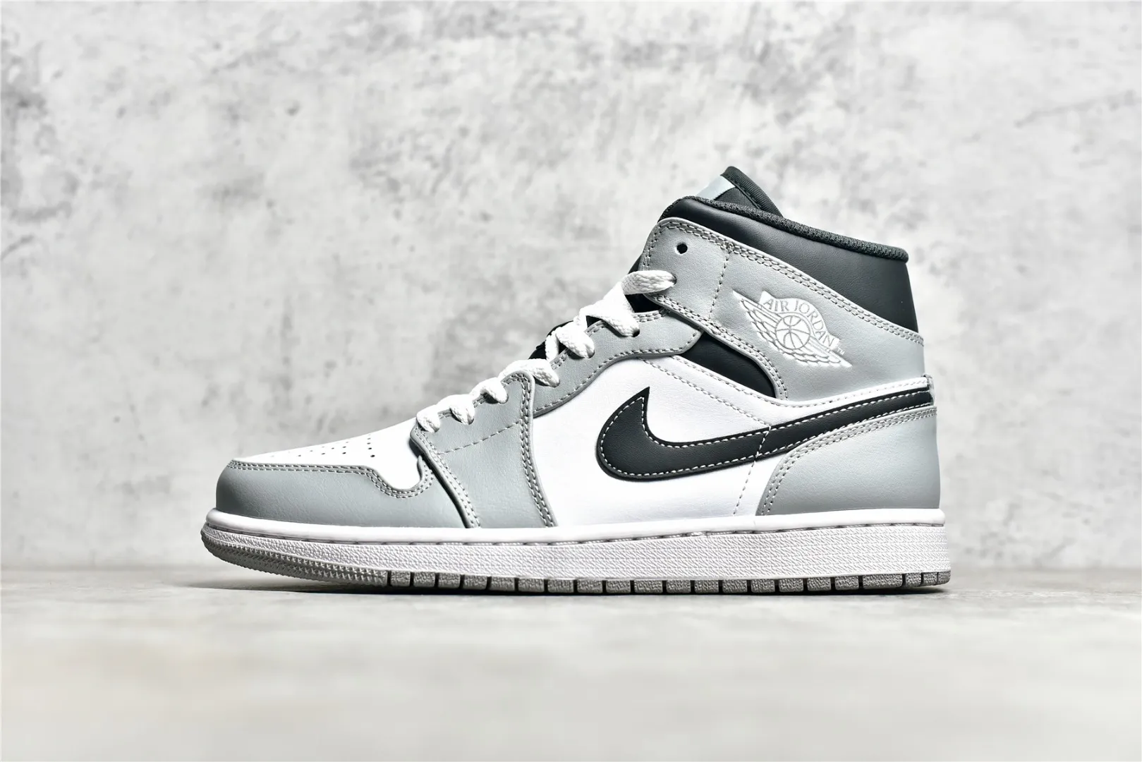 新貨🚀#獨家 市面唯一純原級別 Air Jordan 1 MiD 出爐 價格定位良心 幾十個配色陸續出 一眼公司既視感 拿到手的一瞬間就與眾不同 碾壓市面所有版本 認准細節 全部原鞋開發 打破市面看圖做貨無好貨之說 細節精確 所有配色原數據檔案開發 SIZE：35.5/46
