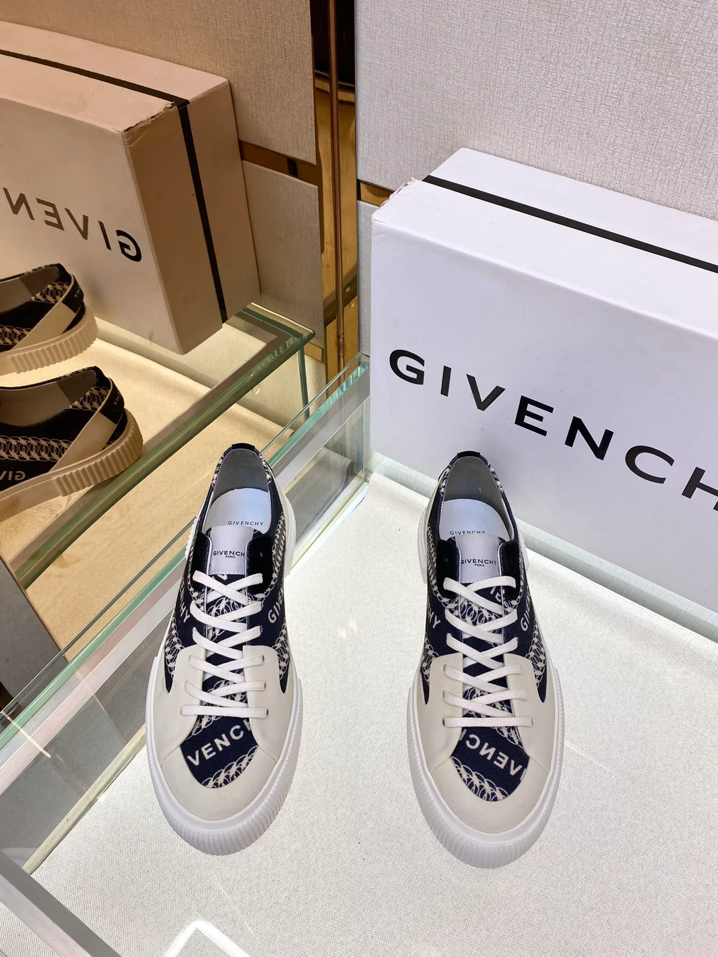 頂級版本Givench*新品板鞋牛皮CITY運動鞋  採用進口牛皮打造，鞋舌金屬銘牌鐫刻GIVENCH* LOGO。
