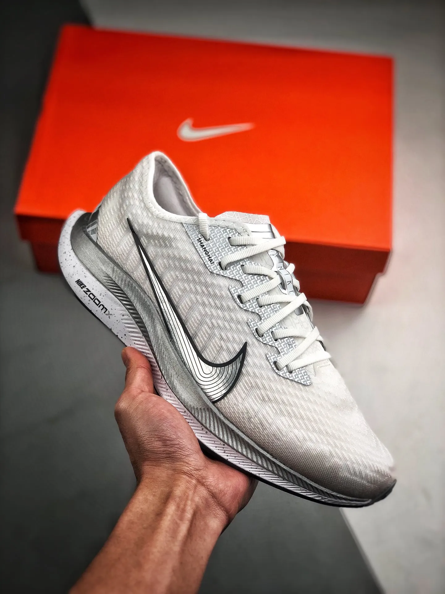 🔑422330Air Zoom Pegasus Turbo2.0飛馬系列 上海限定 獨家首發外貿專供訂單 原廠折返國內銷售 國外專櫃標準數據開發 OEM代工廠標準工藝飛馬系列全新一代擁有 Zoom Air 一如既往的穩定感和流暢感 鞋面採用工程網眼設計 為特定高熱區域營造出色透氣性 進一步增加鞋面的穿孔數量 讓足部能夠快速散熱  中足搭配 Flywire 飛線 在高速運動時營造舒適穩定的貼合感 內置Zoon氣墊加持 動力十足！