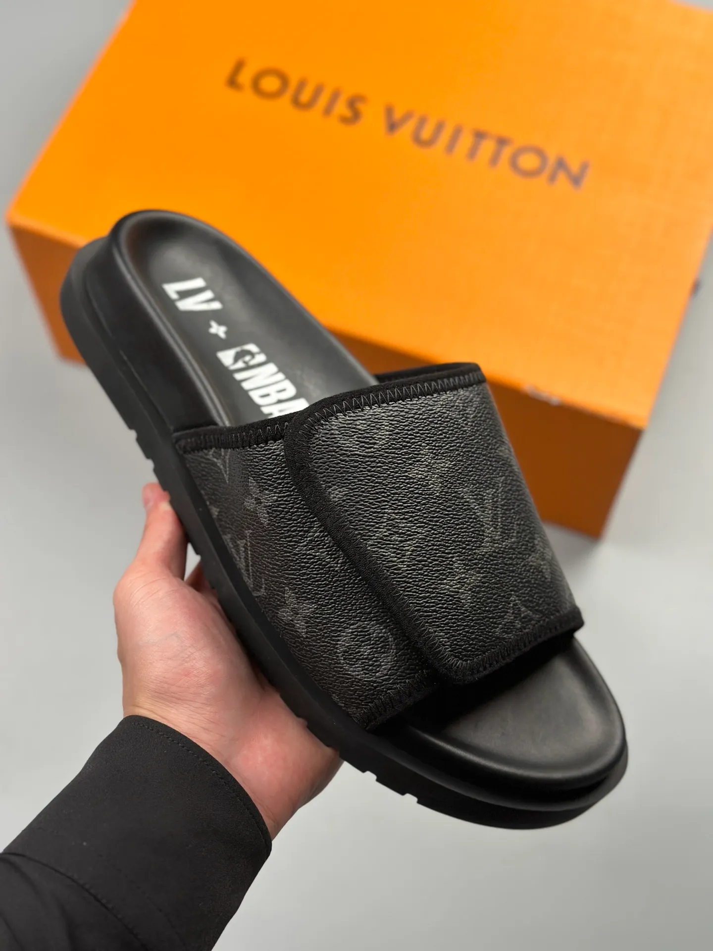 🌈LV路易威登L家驢牌Louis Vuitton monogram 浮雕 拖鞋 本季 Waterfront 涼拖煥新回歸 鞋面扣帶壓印路易威登標誌性的 Monogram 圖案 由真皮製成 搭配舒適韌性鞋墊 輕盈靈活的外底壓印路易威登標識 全套專櫃精美包裝 尺碼:38-45!!230610HXEE390WIP