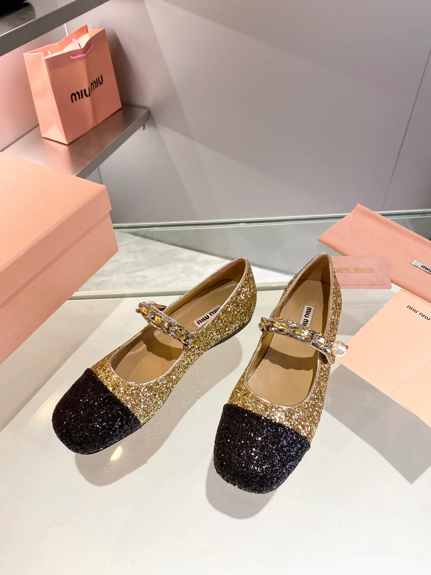 頂級品質 Miu Miu2022秋冬新款新品🎊🎊全新超美水鑽鑽花裝飾搭配 🎶時尚淑女氣質十足 雙色拼接 又不乏美豔色彩😘外側附帶彈力像巾 上腳非常方便▪️鞋面:進口格力特▪️墊腳/內裡:進口山羊皮.上腳非常方便 跟高:7cm.4.5CM平底3個跟高▪️意大利進口牛皮大底 ▪️Size:35-39. （4-40定做）