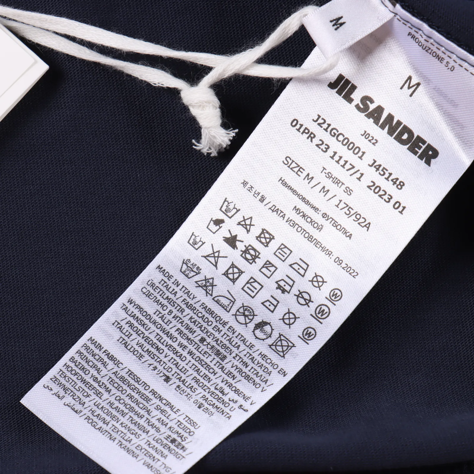 JIL SANDER 23FW 經典胸前字母印花長袖T卹 21支雙股面料營造的厚織感,加上緊密紡紗工藝又使面料光滑緊密得到整體面料的高級感,該款長袖為over size 的版型,面料克重達到300克。