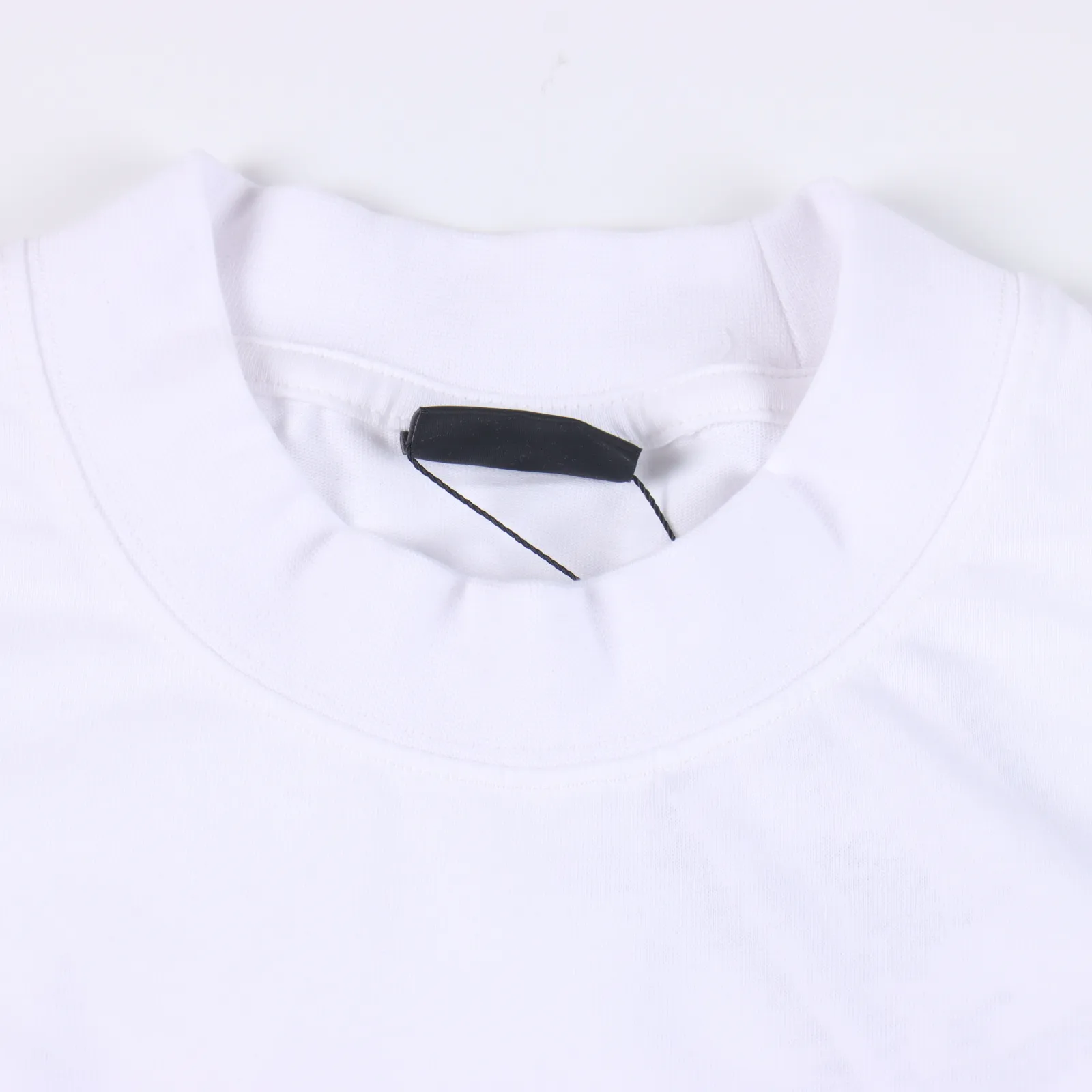 Balenciaga/巴黎世家 背後大M標印花短袖T卹                 前後幅手臂均採用精細網板印花工藝 進口膠漿加持 成衣二次洗水磨爛做舊工藝 細節領口/袖口/下擺等 多處破洞 需要手工去磨否則成衣的效果太規則 細節完美 對版定織定染280g面料 螺紋同缸定染零色差 獨家高品質 歡迎對比 男女同款                -Color：白色 黑色                -SIZE：Xs S M L                編碼：SKK041831