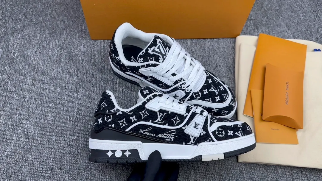 1v 驢牌  trainer 黑白 情侶款