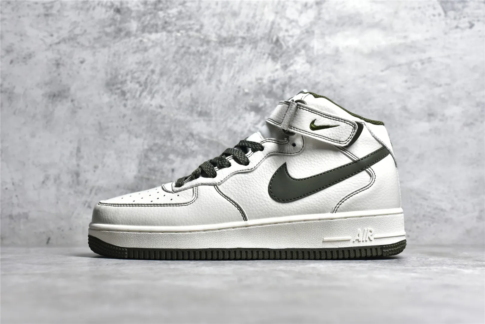 ▪️覓貨權威實拍💯#SJ36640新貨🚀#公司級別 NK Air Force 1 Mid '07 米軍綠 滿天星中幫空軍一號休閒板鞋 定制頭成皮料 原裝鞋盒 3M反光 原楦原紙板 純正版型 內置全掌氣墊 貨號：RD6698-123 Size：36 36.5 37.5 38 38.5 39 40 40.5 41 42 42.5 43 44 44.5 45