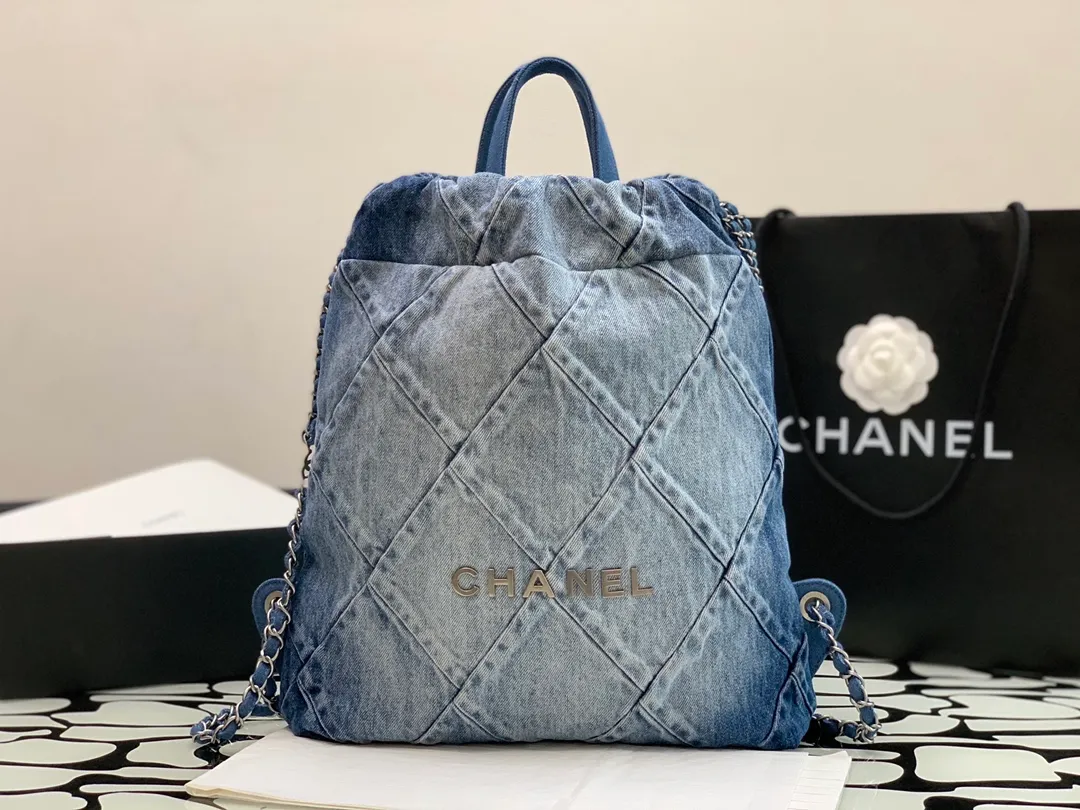 現貨23P春夏新款 牛仔雙肩背 小號 牛仔以隨性休閒著稱,換上銀色五金配色,煥然一新,瞬間年輕感爆棚,衝刺著青春與活力的氣息,有春夏季節的清爽感…將簡約舒適融為一體,為你打包整個春日🍃尺寸:34*29*8cm