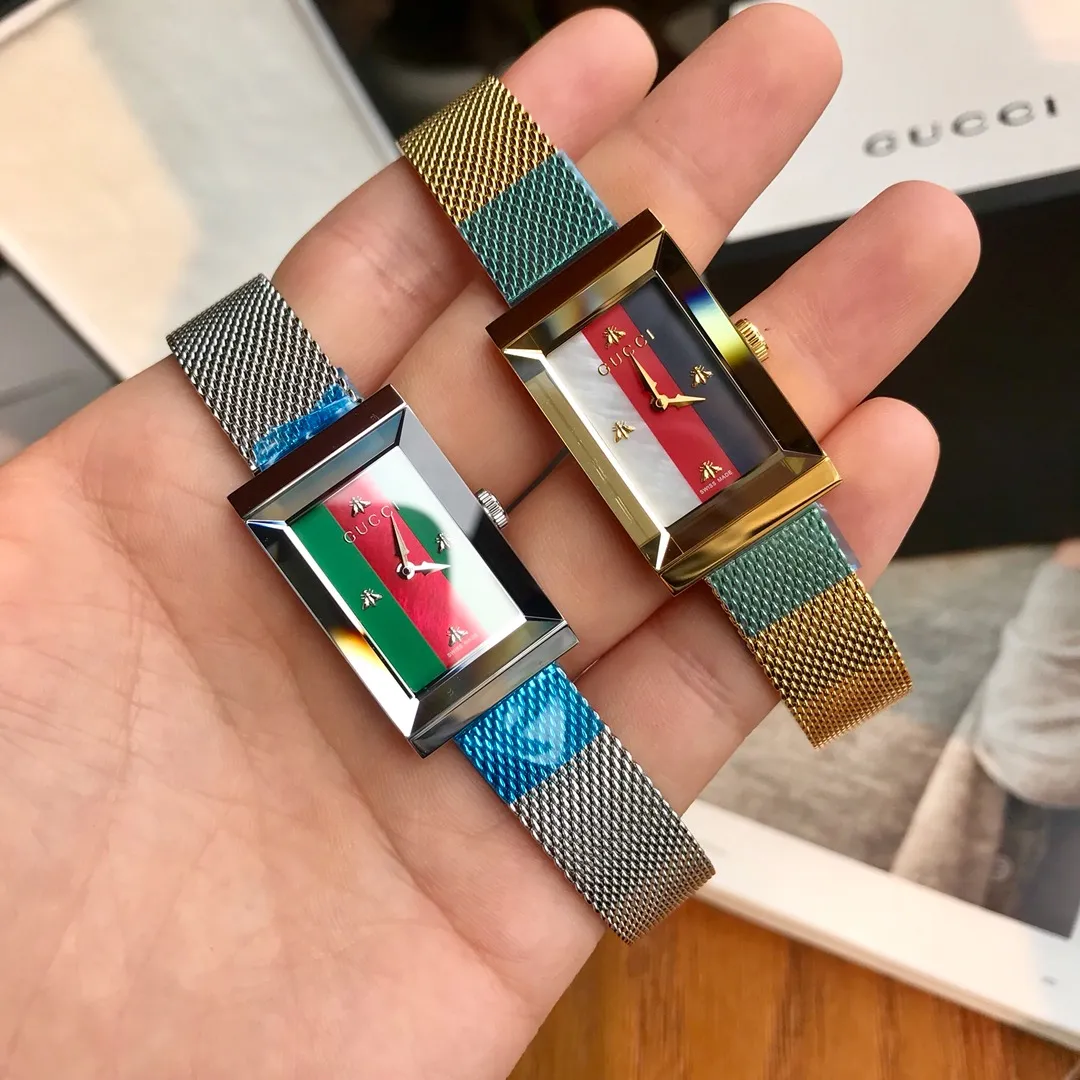 Gucci新款，該G-Frame腕錶採用三彩珍珠貝母表面，配以最新金屬網帶壓扣，盡顯精緻優雅，蜜蜂圖案裝飾表面，尺寸21/34mm表徑，藍寶石水晶玻璃，原裝瑞士機芯，全套包裝好價！