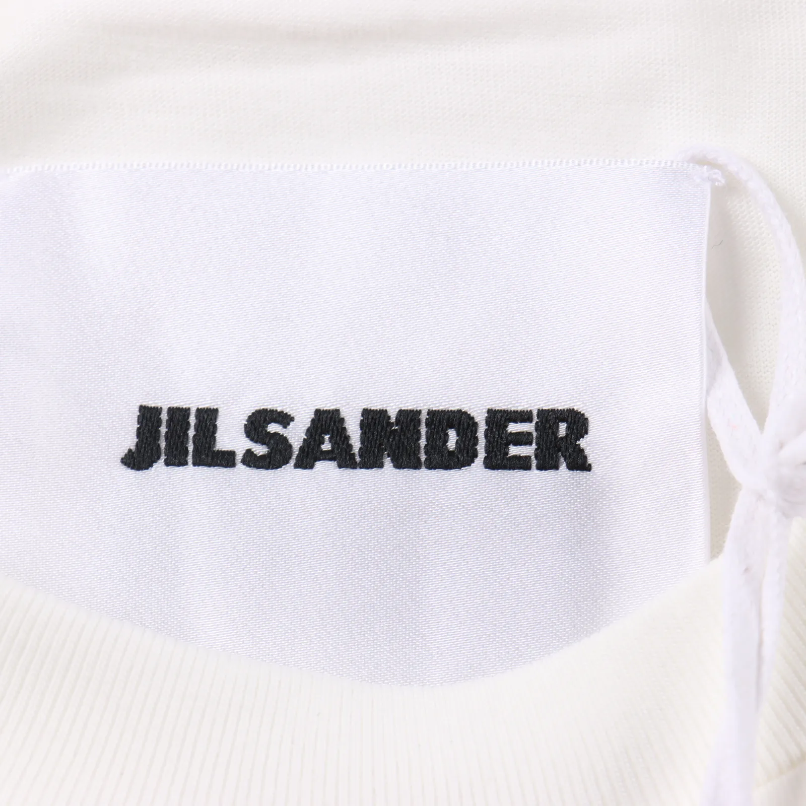 Jil Sander 24Fw 後背字母真兩件長袖 面部採用26s230g精梳棉,底部常用40s180g高密度爽滑棉,全棉材質定織,對版定染顏色,雙面燒毛無塵食毛工藝,做工手感絲滑,上身舒適,整件衣服使用雙層設計,兩件衣服合成一件衣服,成本直接翻倍,印花處採用進口膠漿絲網印,清晰無毛邊,時尚感超強,整體效果視覺簡約高級,注意,不是常規拼接假兩件,而且兩件衣服套在一起,面料用量大,版型裁剪設計讓上身不會太臃腫,簡單基礎的搭配單品,不用費心搭配就可以上身,男女同款,定制輔料三標 Size:46/S 48/M 50/L 52/XL 編碼:YIJ090712