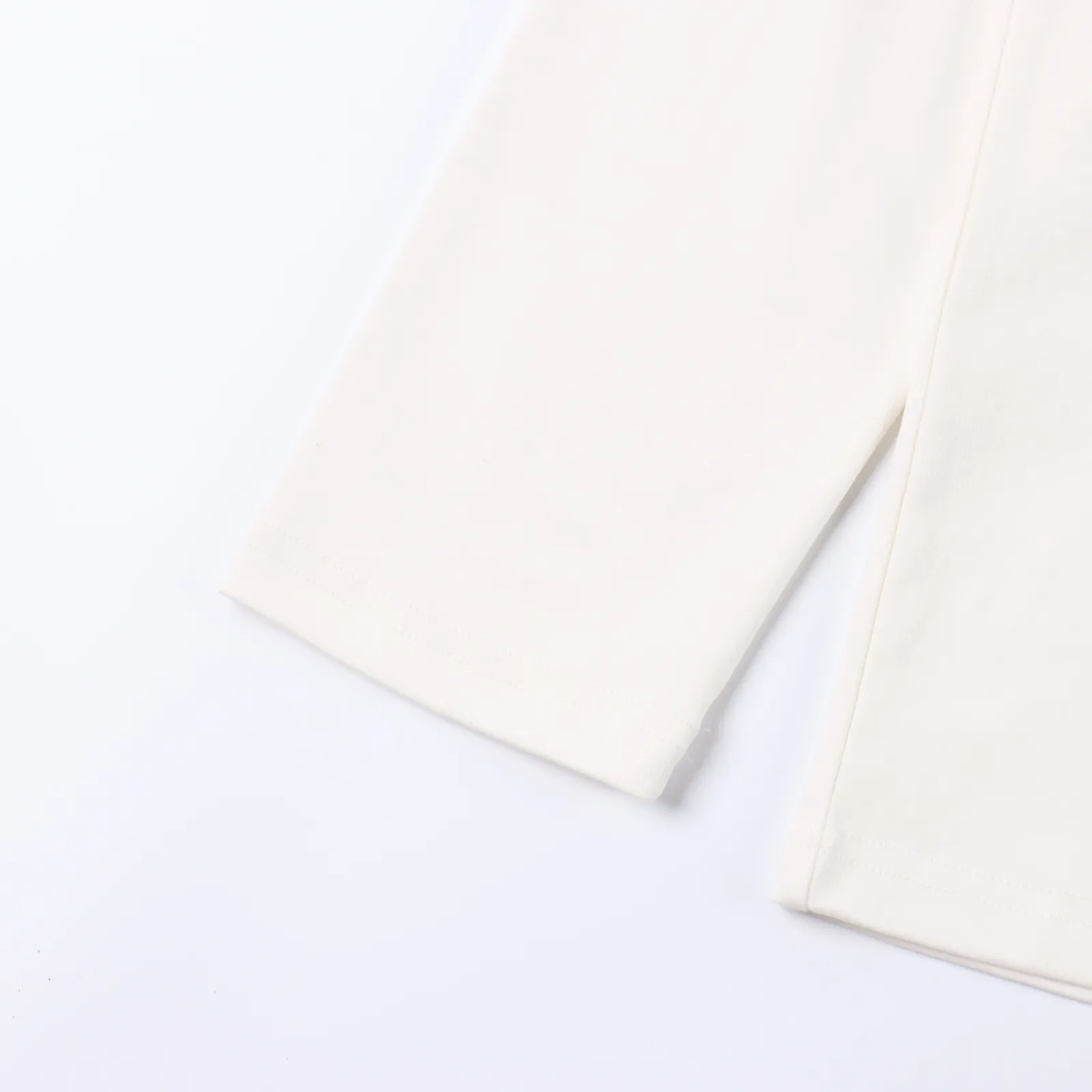 Ami 小愛心標誌刺繡長袖T卹                 採用的是一顆小A紅心，透露出法式浪漫，精緻簡潔有質感，隨性簡約是其最大特點，有乾淨清爽的感覺，略寬鬆落肩的設計版型修飾肩部，材質是採用260雙面長絨面料，純棉面料比較耐用，即使經過多次洗滌，仍舊能夠保持其原有的品質，不容易起毛、起球或變形等現象，採用進口百靈達機台繡花，繡花材質是採用英國高士線， 獨特的紡織工藝結合成衣微酵洗工藝處理，使面料手感柔軟舒適挺括，有垂直感又不易變形，胸前愛心刺繡採用百靈達繡花機器製作複雜精緻的立體墊繡工藝，繡花機器和高強度金屬線製作，複雜精緻的立體墊繡工藝，整個愛心飽滿有弧度，非常具有立體感和精細度，原配三標輔料、定製成分洗水標                Size：M-3XL                顏色：白色 黑色                編碼：DD080881