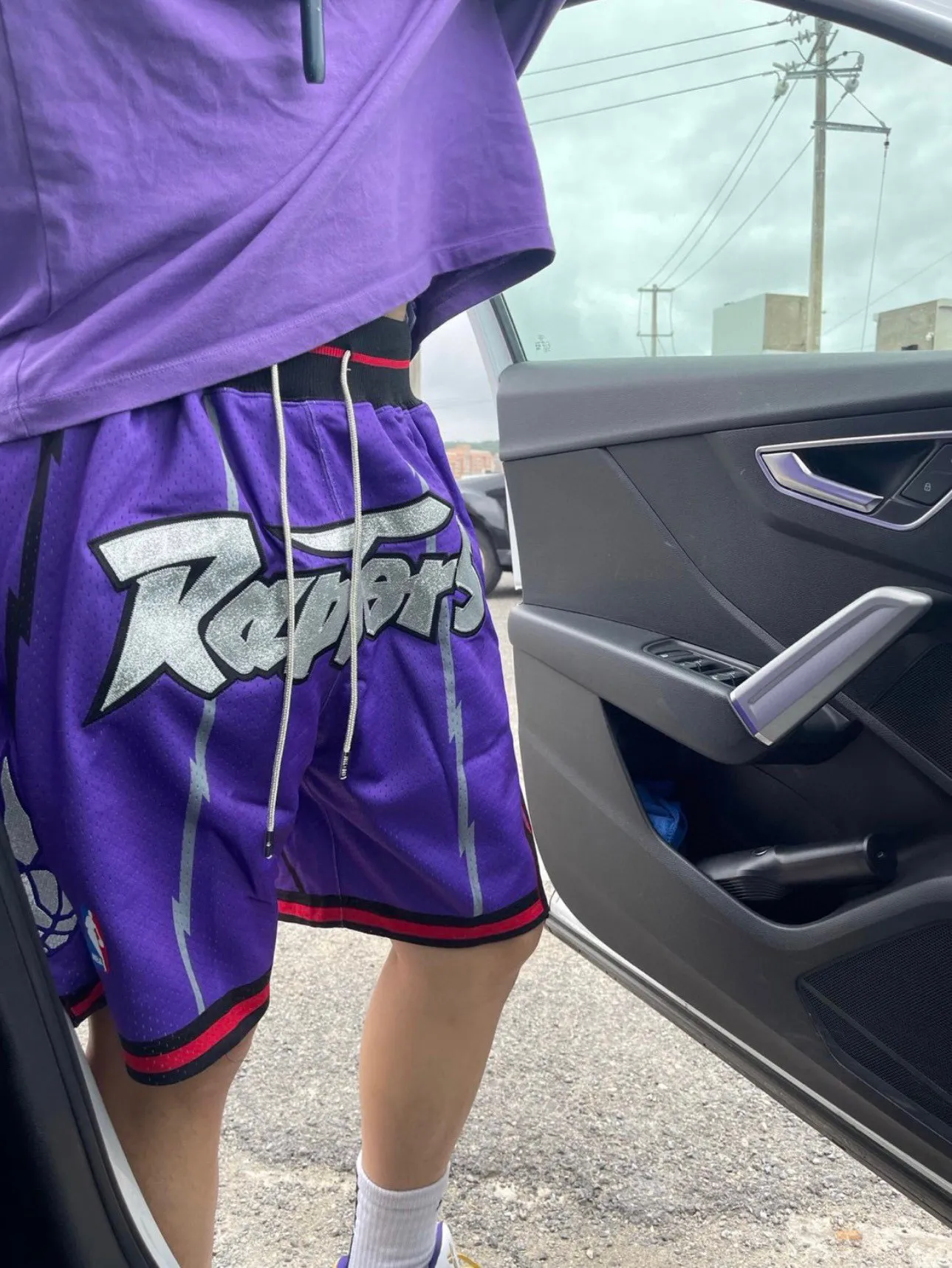 Just Don / NBA 猛龍籃球短褲五分褲                由Don C所主理的街頭品牌Just Don，Just Don 的主理人是 Kanye West 的 DJ所創立的高端街頭品牌 他的複古短褲一直是很多小伙伴的喜愛 詹姆斯上身後 就引起了很大的轟動 面料工藝：定織足足的240g網眼面料 整條褲子重量達到1.5斤左右，只有達到這個重量才能有鬆垮的下垂感，不僅僅是克重這麼簡單，網眼形狀為刀割細線狀。