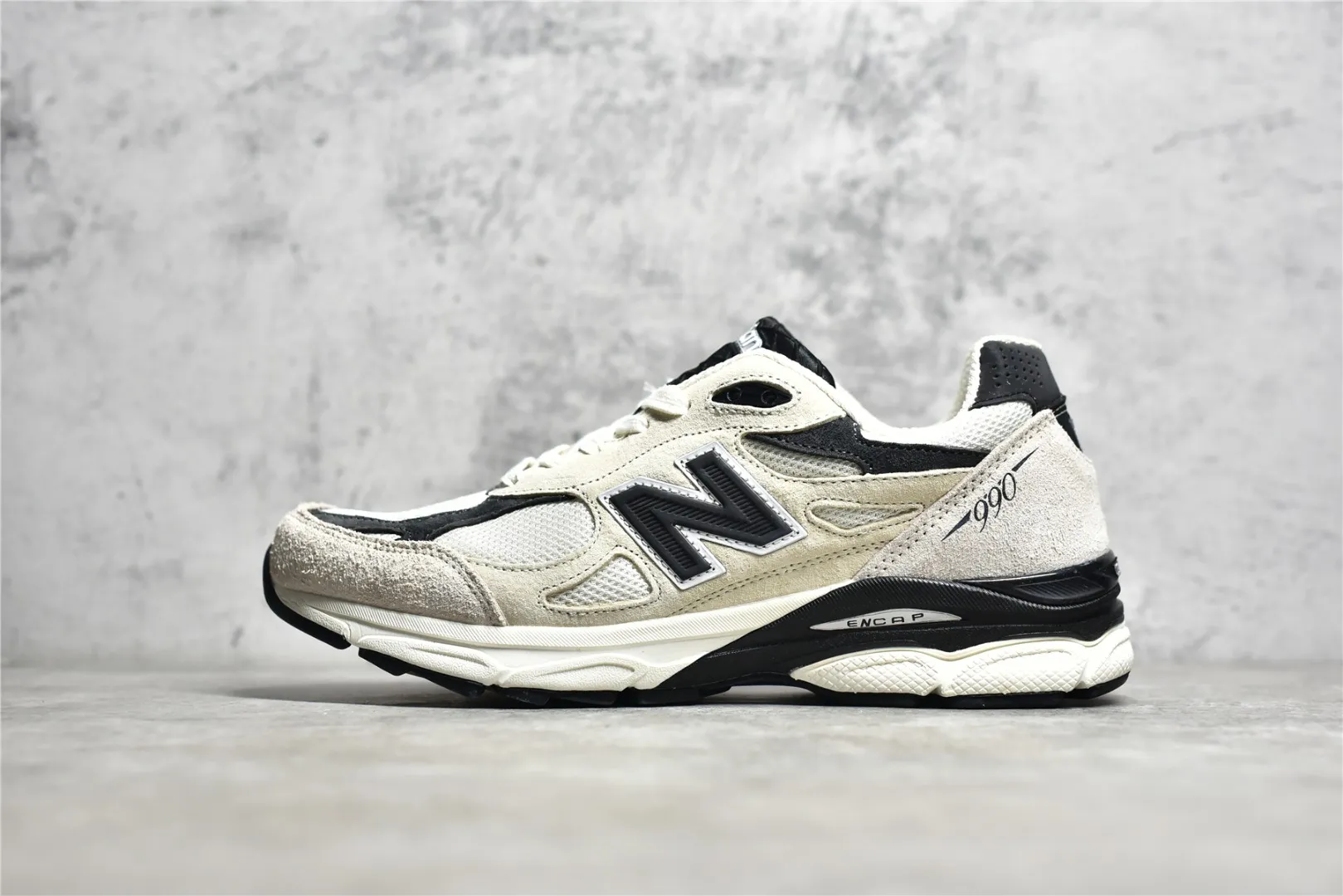 ▪️覓貨權威實拍💯#CDCDC1新貨🚀#公司級別 New Balance NB990系列 高端美產復古休閒跑步鞋 M990AD3#採用台產豬巴革及透氣網眼材質 原裝6層組合底模精密開發 搭載全新碳素中底 後跟透明TPU水晶裝飾條穩固尺碼:36 37 37.5 38 38.5 39 40 40.5 41 42 42.5 43 44 44.5 45