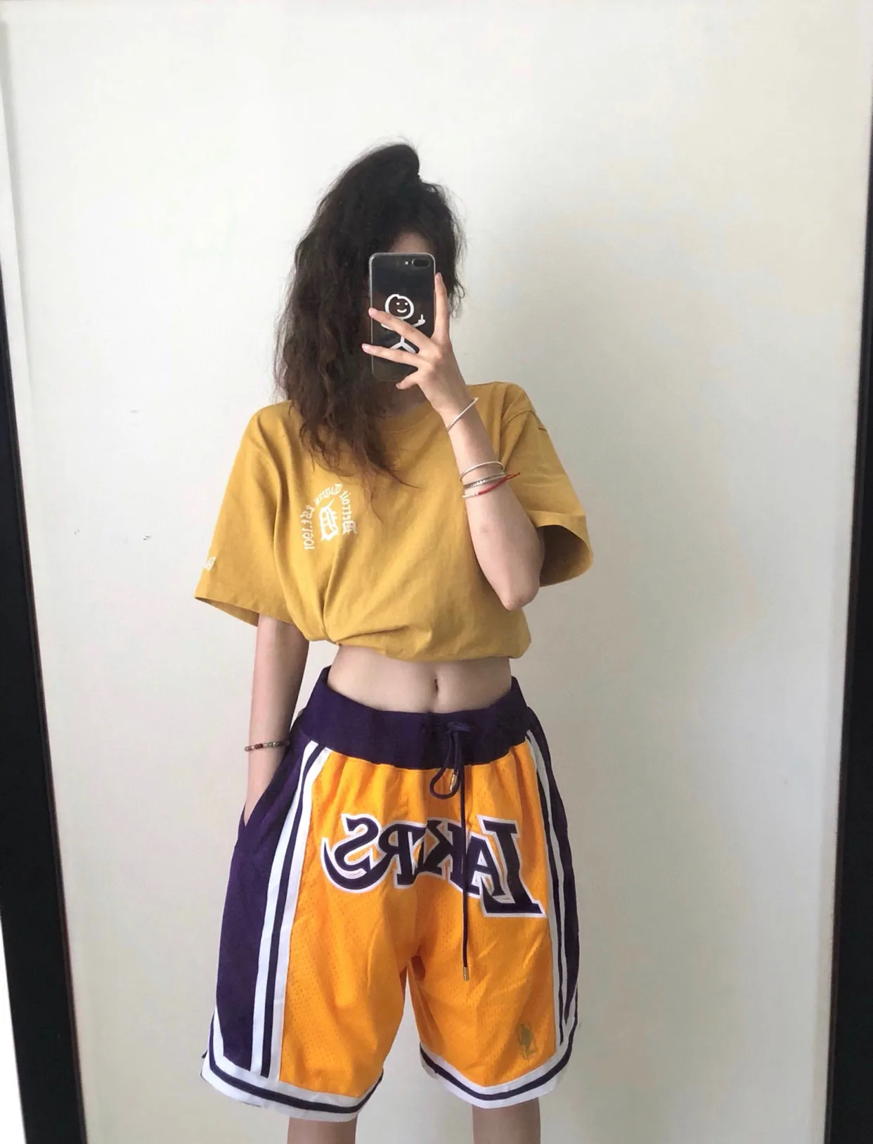 Just Don / NBA 聯名湖人籃球短褲五分褲                由Don C所主理的街頭品牌Just Don，Just Don 的主理人是 Kanye West 的 DJ所創立的高端街頭品牌 他的複古短褲一直是很多小伙伴的喜愛 詹姆斯上身後 就引起了很大的轟動 面料工藝：定織足足的240g網眼面料 整條褲子重量達到1.5斤左右，只有達到這個重量才能有鬆垮的下垂感，不僅僅是克重這麼簡單，網眼形狀為刀割細線狀。