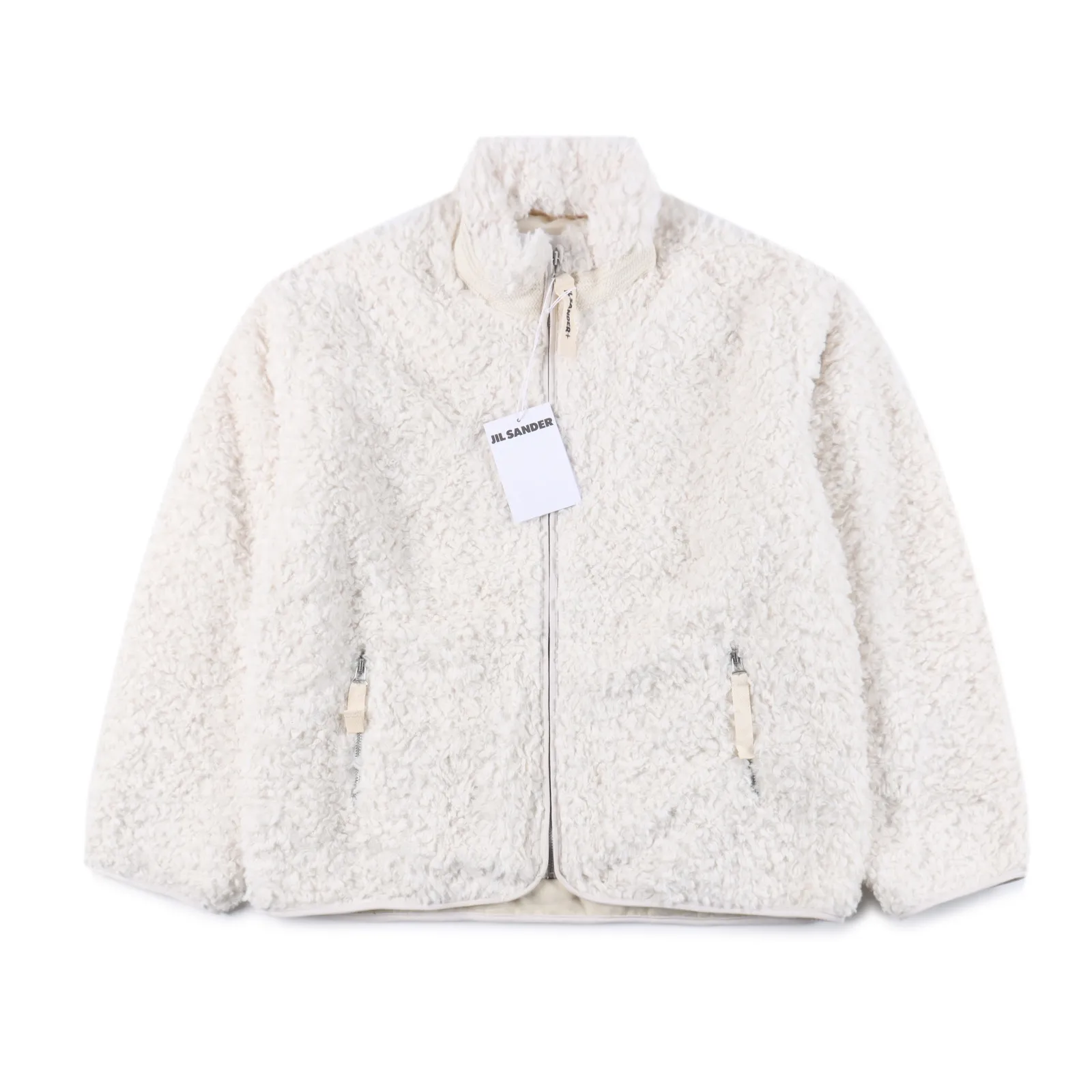 JIL SANDER 米白色小羊羔立領外套 面料採用精梭卷羊羔毛材質,手感柔軟,成衣採用包條包邊工藝,拉鍊條坯布定染後做印花工藝,定制輔料,男女同款,街頭感十足,做工細節質感非常好 Size:S-L 編碼:FNC010533