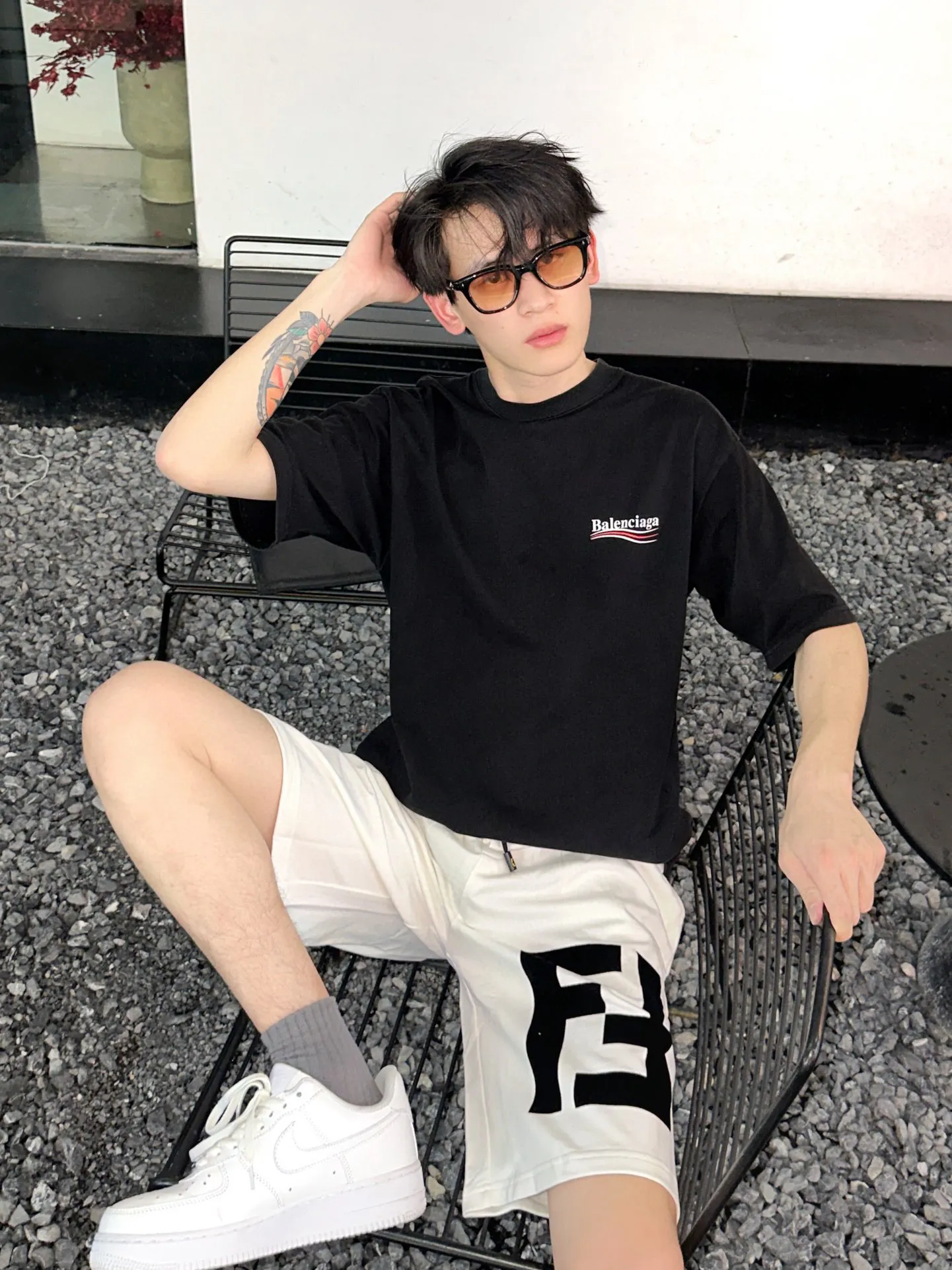 Fendi /芬迪  雙F植絨大logo短褲                定織定染400g小毛圈面料                 雙面平紋面料相較於普通面料更加親膚柔軟 成本也貴了接近一半                 褲腿處大logo植絨，彰顯個性                 下擺用品牌織帶點綴 全新定制輔料                 OS寬鬆版型 手感細膩柔軟！