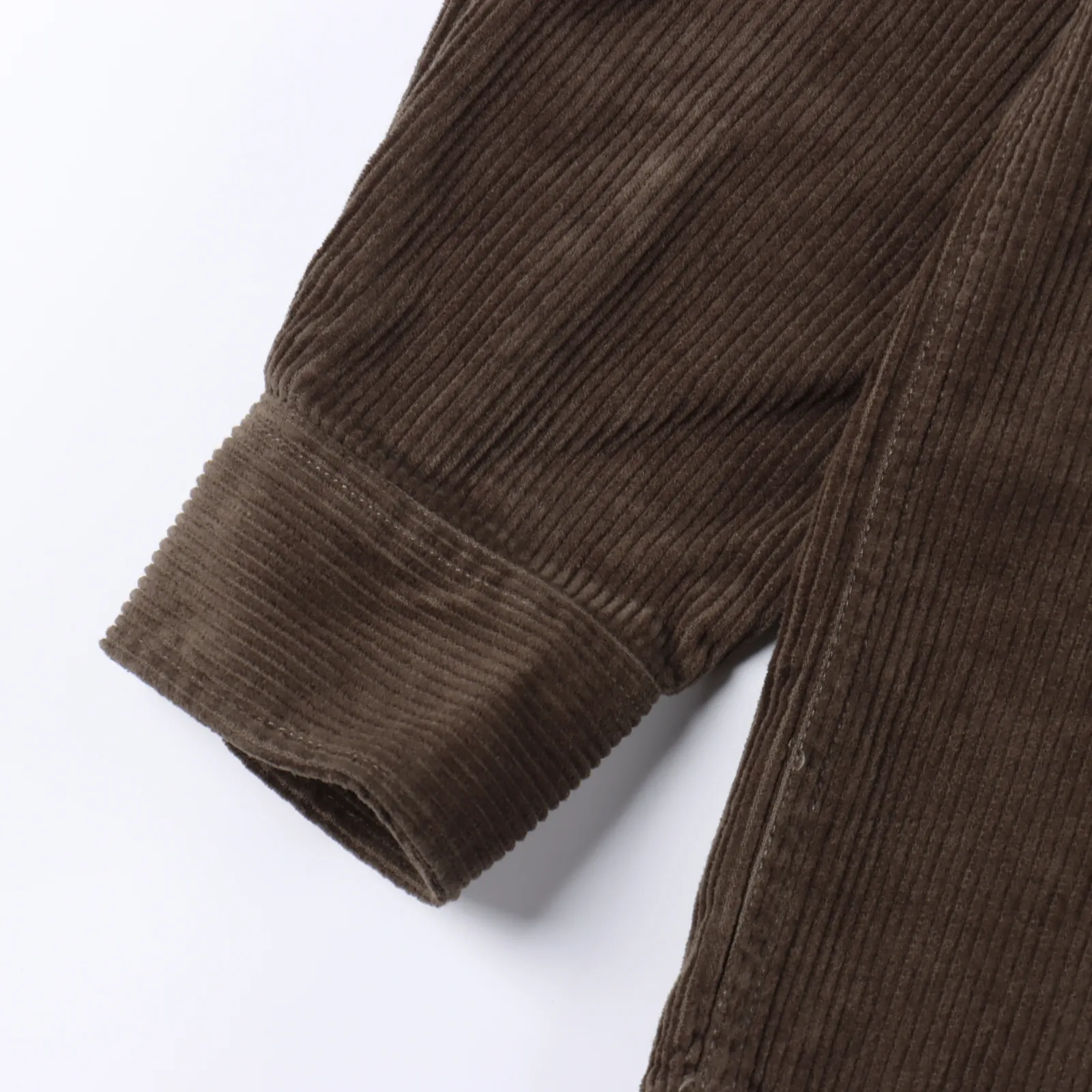 Carhartt WIP 卡哈特2024 經典LOGO標籤口袋燈芯絨襯衫外套                 襯衫的款式 燈芯絨的材質 水洗的工藝 放在目前的潮流圈妥妥的老錢風腔調 獨有工裝的韻味 透出古著的氣息 傳統的鈕扣開身 左側帶扣表袋 上面有卡哈特經典的貼佈刺繡logo 為整體的風格打上了頗具辨識度的標籤 後背立體構造 讓肩部更加挺括有型 高街潮流和舒適耐用相結合 既能滿足日常生活戶外露營等場景 也可以享受燈芯絨襯衫獨有的潮流態度 正品級定制                 SIZE:S-XL                編碼：EIO101142