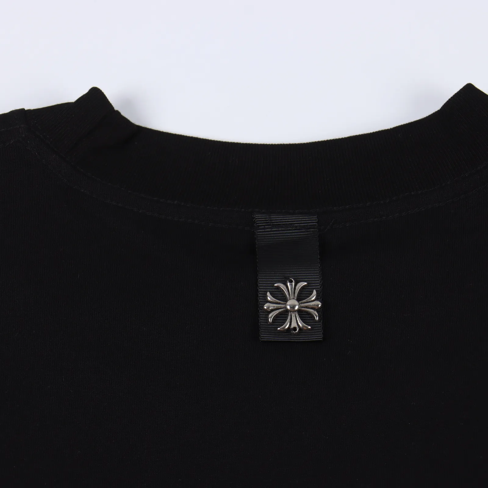 Chrome hearts 24 五金配件長袖克羅心十字架吊墜T卹 Chrome hearts 24S 300克重 區別市面低克重os版型真的很迷人 克羅心也真的是絕絕子 每一季新品版型都做到極致 實穿度很高,隨意搭都nice -100%棉 採用26支雙紗 300克重面料 進口針織針梳棉進行製作,厚度適中,有垂感又有輪廓型,上身就是一個舒適!