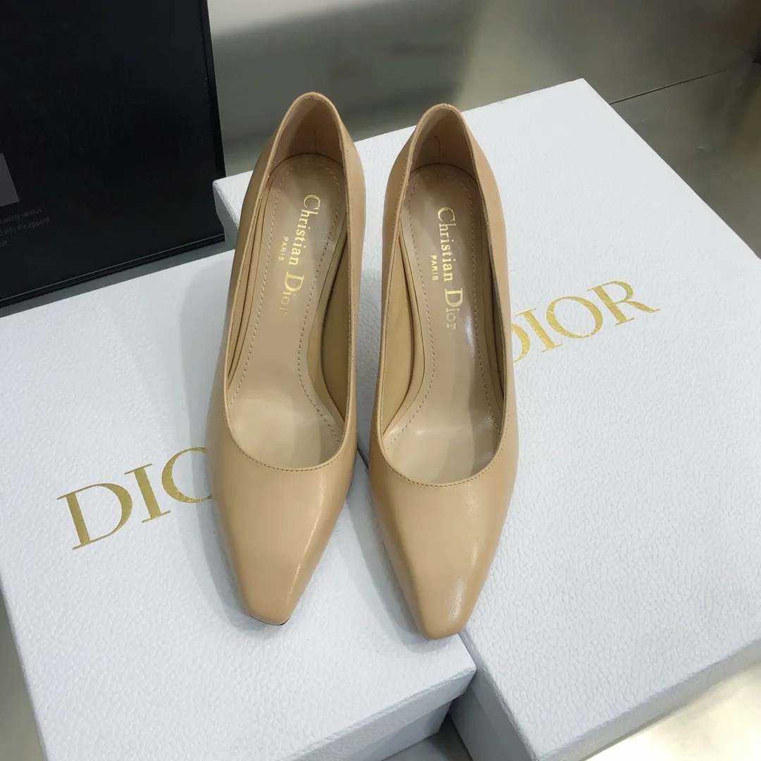 Dior 迪奧2022早春新款 Rhodes 系列酒杯跟女單鞋 明星同款方頭穆勒拖鞋 CD字母logo五金扣高跟女涼鞋 原版開發頂級高端版本 材質:鞋面進口全粒面小牛皮+水染羊皮內裡墊腳+意大利真皮大底跟高:7CMSize:34-42 標準碼(34.40.41.42定制不退換)