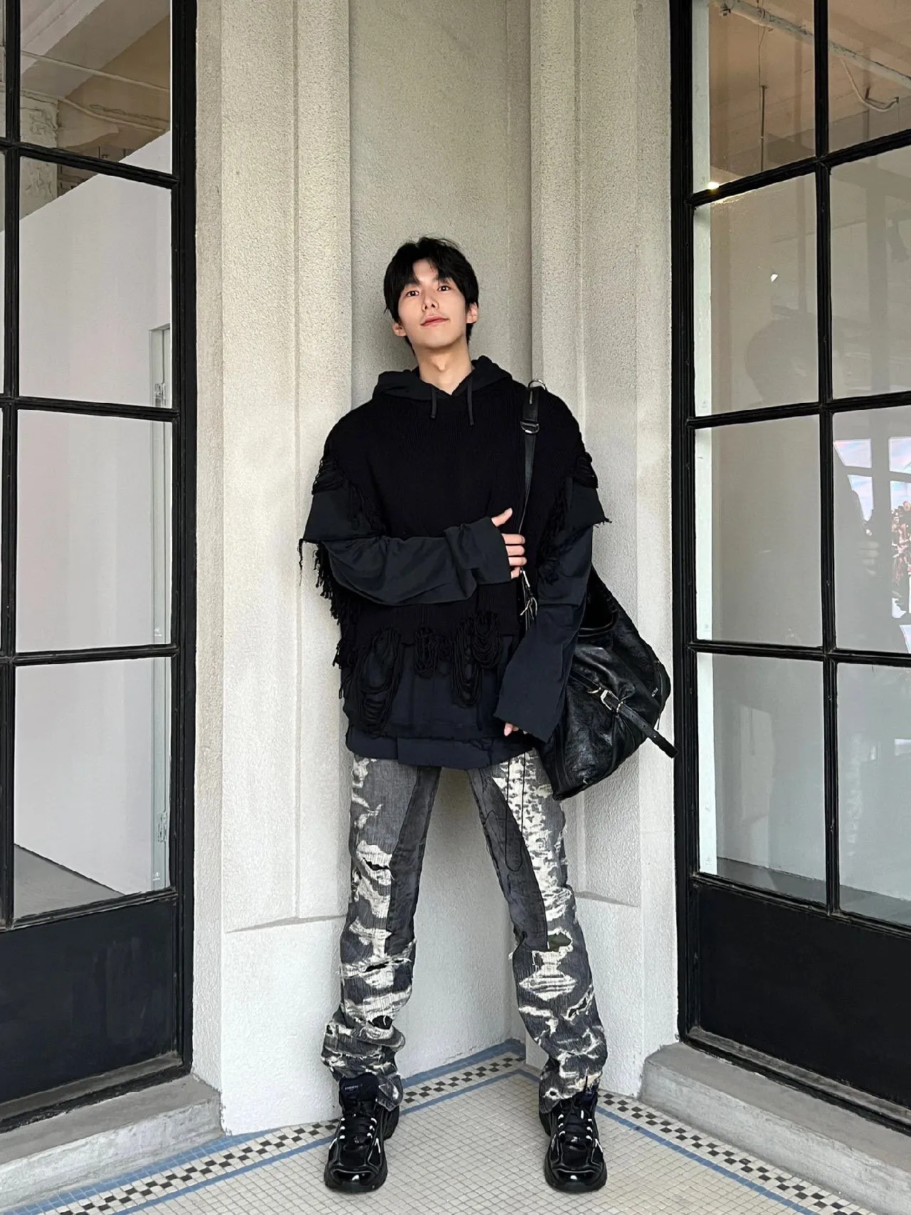 Givenchy紀梵希GVC 23FW 假三件夾衛毛衣連帽衫                大身採用定制480克高密全棉衛衣，衣袖採用定制50支雙紗平紋，外掛毛衣採用定制55羊絨，整件衣服重達4斤，上身層層迭迭，帽子採用手工彈力膠漿印花，下擺以及手袖位置均人工，純手工磨破，做工複雜，時效慢，外掛毛衣採用進口粗針機編織而成，和原版達到一致，定制輔料，寬鬆版型                Size：S-L                編碼：FNC111924