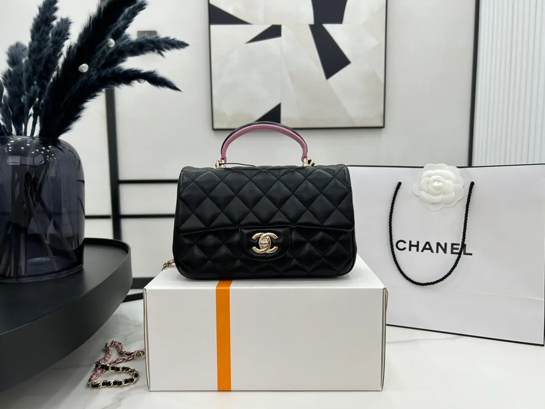 AS2431拼色羊皮 Chanel 23P最新Mini CF handle 手提包 經典菱格口蓋包 飾以精緻經典鍊子搭配手提,細膩羊皮,潤飾手袋,脫穎而出,演繹永恆 優雅 尺寸:20x12x6cm