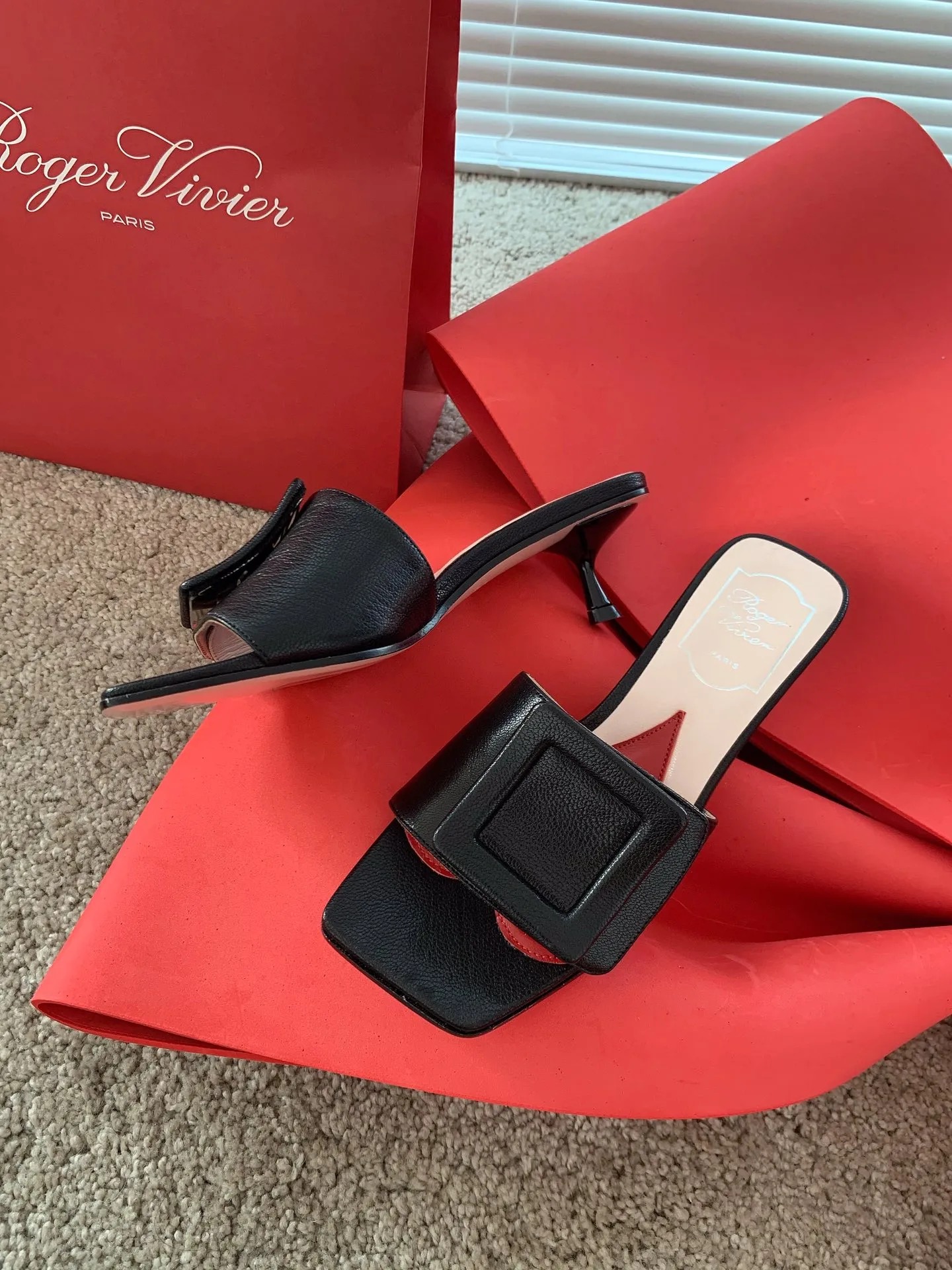 🖤4.5黑色組圖RV新品Covered Buckle心形方扣穆勒鞋Roger Vivier的夏季獻禮！
