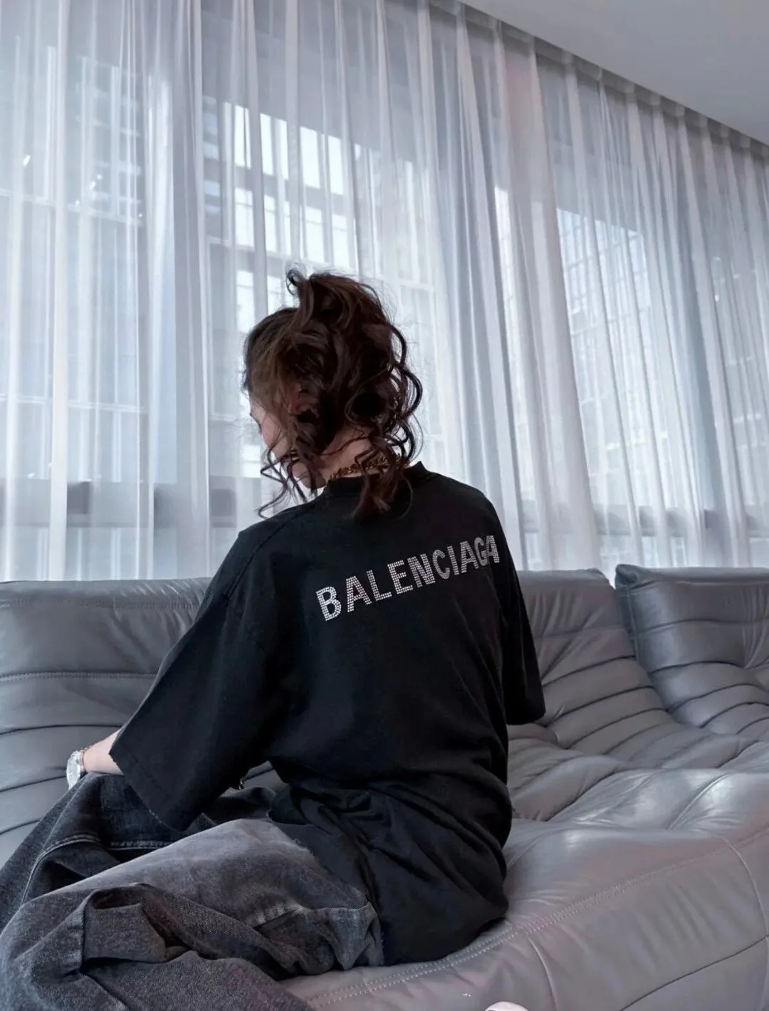 Balenciaga/巴黎世家 背後燙鑽短袖T卹                從紗線開始訂染定織，不是一般做貨所能比擬，要想做到真正的好貨，顏色也是無限接近，必須就要定織定染，採用Huafu定紡色紗，面料克重230g，非常厚實，日本進口織機，定織定染面料，紗線採用18SJC，精梳棉全棉，洗水先普洗過水，然後炒砂鹽對色，難點在於炒輕炒重，要把表層布毛磨掉的同時，顏色不能過於深和淺，要一點點對色，達到灰濛蒙的感覺才算合格，螺紋同缸染色面料定色定染，印花無毛邊，印花材質含有珠光粉，成品印花偏微閃，肩部全部鎖鏈底，內裡一路包邊車線到底，基本上最大限度的縮小色差做到無限接近，印花透底紋路且沒有毛邊，後領雙層走線針車牢固緊實，肩部雙鏈條走線，下擺收線緊實，面料垂感十足，對版一致                Size：S-L                編碼：AKA060341