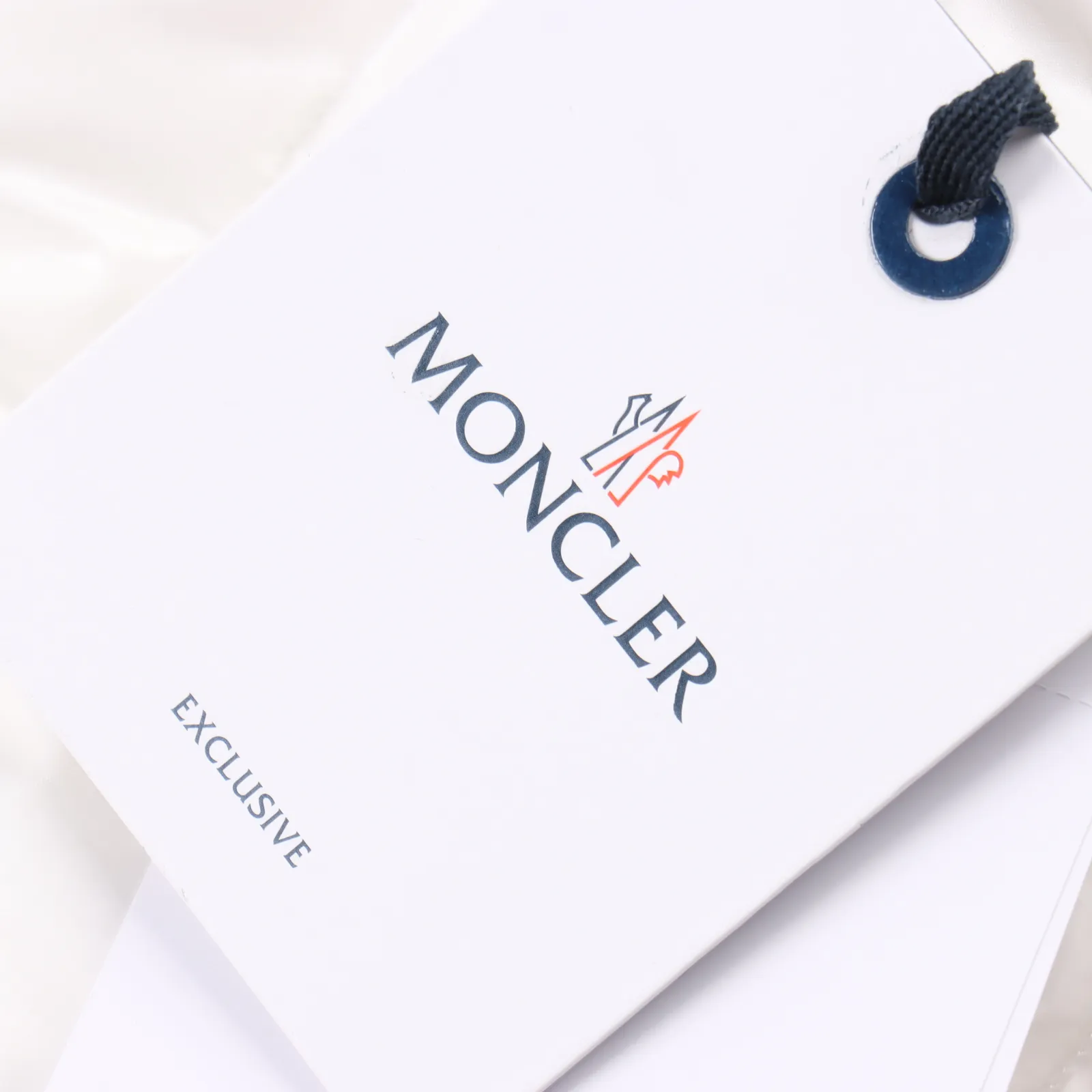Moncer/蒙口瑪雅陳奕迅同款羽絨服                描述： 受到8年代標致性外套的影響，Maya夾克以現代風格和尖端元素重新審視了Moncler檔案中的造型，這是品牌在滑雪裝備方面獲得的專業成果。