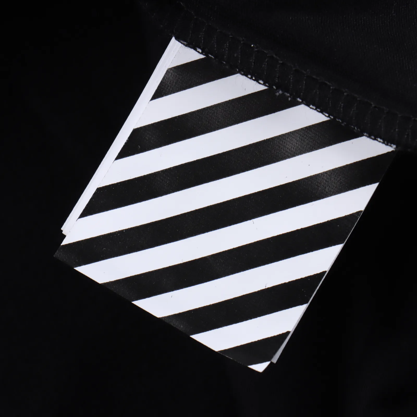 OFF WHITE 20SS 宗教天使翅膀印花短袖 所有面料以及螺紋均為訂織定染 所有面料顏色均經過色卡比對定染面料 無任何色差 採用240G克重 100棉汗布 汗布:一種薄型針織物(就是平常全面短袖的面料) 因其吸濕性強在經編貨緯編針織機上用 平針、集圈、螺紋、提花等組織織編結成單面或者雙面織物 不做作的隨性手法 這樣的質感很街頭 比常規的箭頭標識更具視覺上的層次感 特別風格化的單品TEE自然具備高識別度 標籤化顯著且足夠個性張揚 春裝第一波主推款 經典OS版型 重工藝高質感加持 印花採用日資MIMAKI印花機作業 不起邊無毛邊 一共8套網版撞色非常難調 白色修改菲林15次 黑色修改菲林18次 菲林網點影響膠漿呈色效果 最難的是粉紅色 網點修改8次粉紅色黃色黑色撞出人臉顏色 翅膀紫色黃色白色紅色4色撞色出翅膀效果 任何一套菲林網點過密或過疏都會影響成色效果 一共六套菲林版 洗標也是按照原版的字體找公司訂做 輔料部分依舊採用全線正確輔料 長方形梭織領標設計 把之前的立體矽膠手感字體取消改為全梭織領標 領標部分可以看到熒光色字體 五聯矽膠吊牌 三聯水洗標以及斑馬線包裝線依舊 SIZE:XS S M L 編碼:CAL011961
