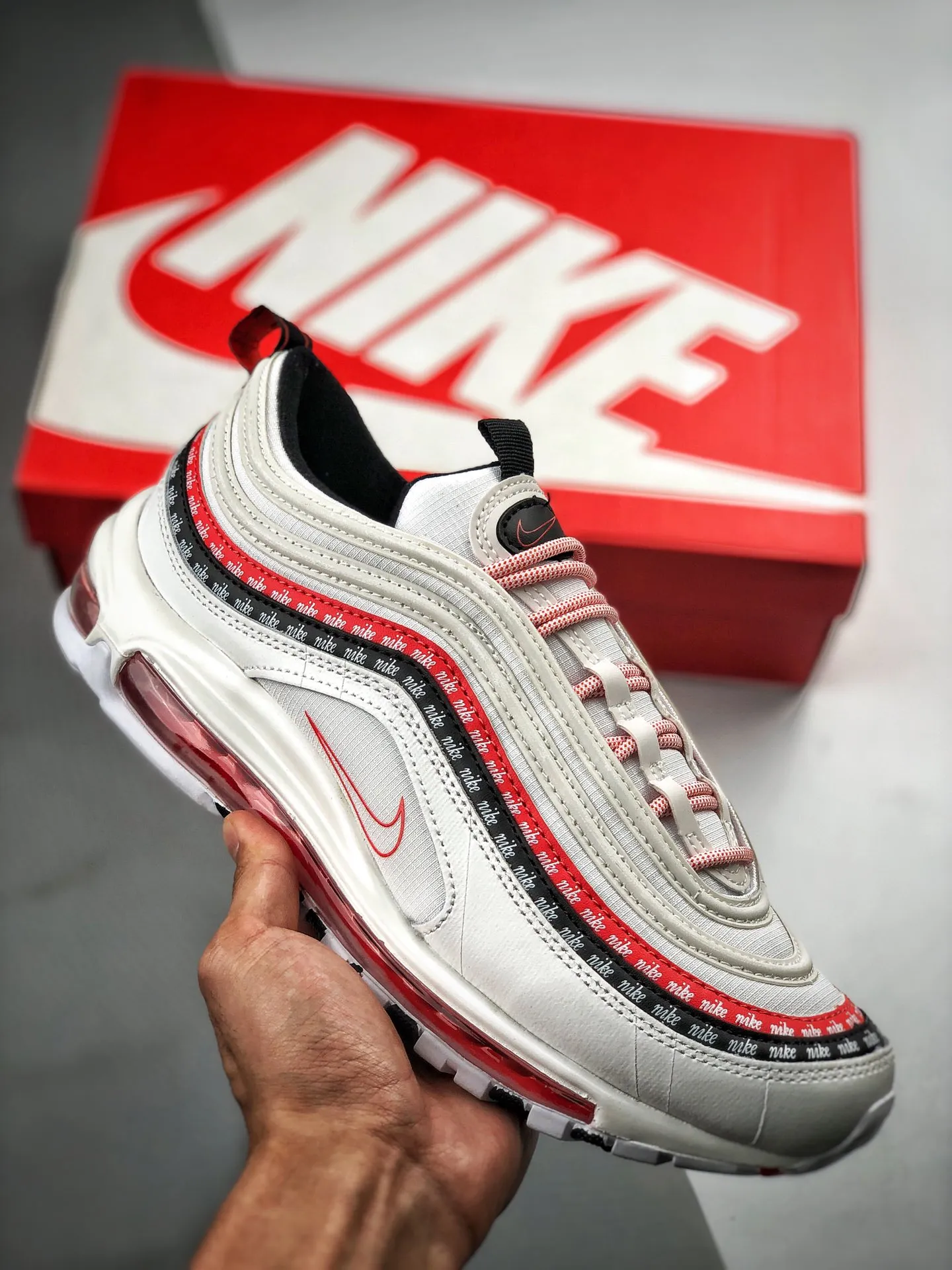 AIR MAX 97白紅海外限定平台特供 區別市面先行版本  #原廠TPU反光材料 #市場首家原模原氣墊  拒絕套用公底#鞋型不斷校對 與原鞋匹配率達到98% 貨號 CQ4818-400 Size：36 36.5 37.5 38 38.5 39 40 40.5 41 42 42.5 43 44 44.5 45編碼#A-B56722