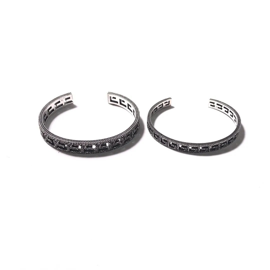 【新品上架】Gucci G鏤空圖案6mm/10mm手鐲情侶款手鐲 首選做舊效果的925純銀刻有標誌性的鏤空G這款戒指我們出了5000➕ 手鐲也不會讓你們失望的一樣Zp購入 細節隨意對比，分分鐘為你省一筆。