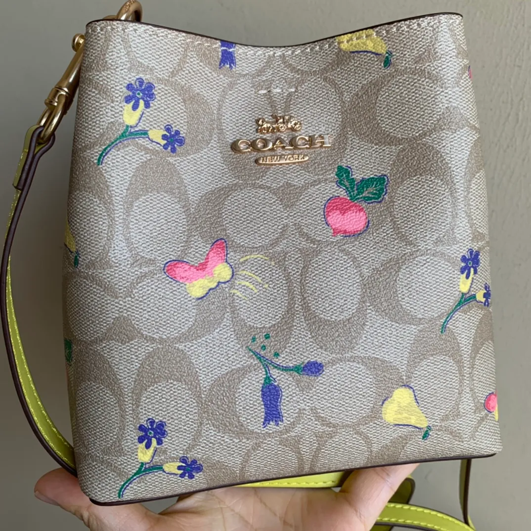 廠價 coach蔻馳代工廠渠道貨正品對版代購品質8255蔻馳女士town通用迷你小水桶包斜挎包 神秘花卉設計 簡直太可愛了！