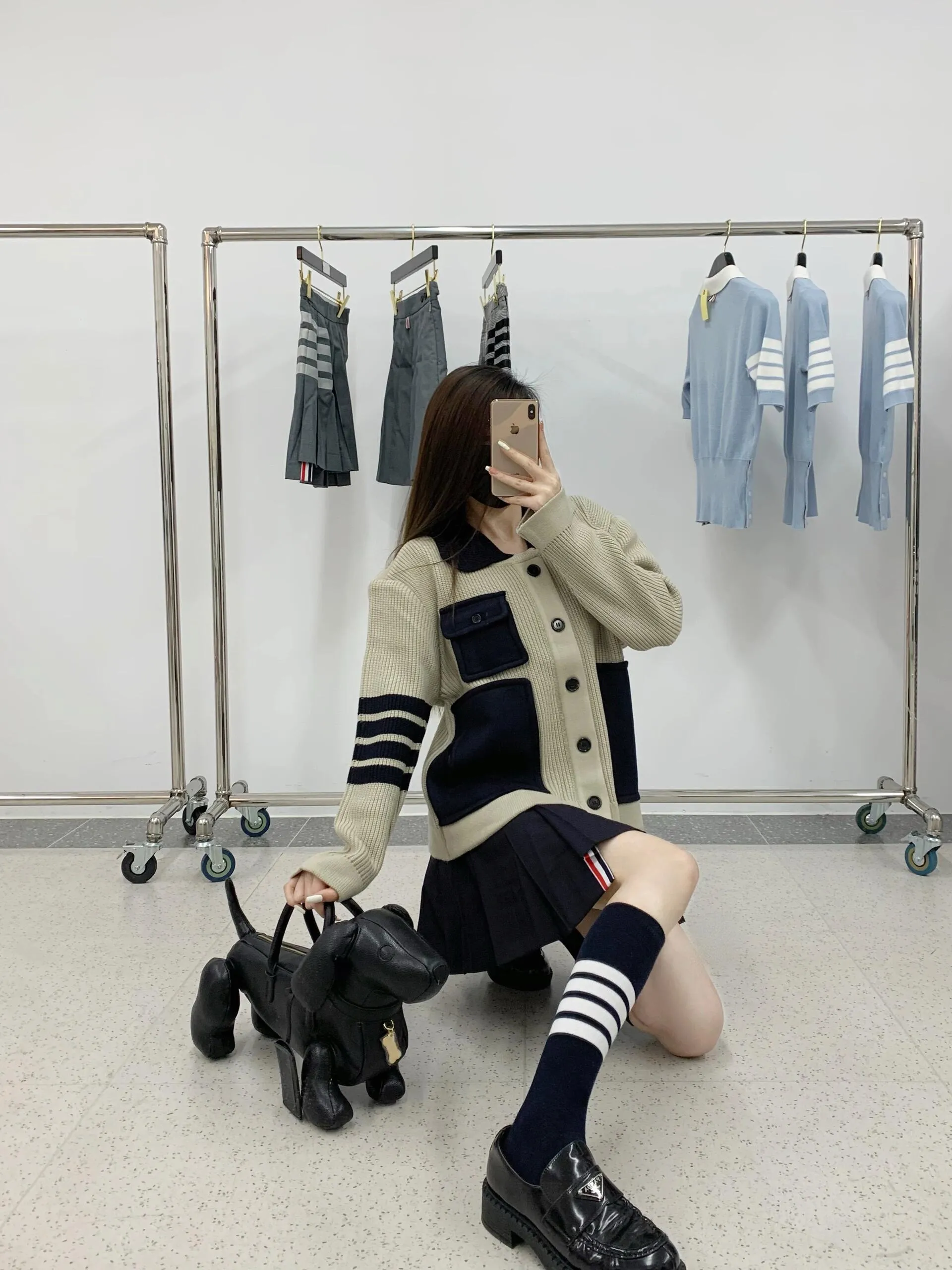 THOM BROWNE TB 22FW 重工羊毛夾克                本產品根據原版採用澳毛條羊毛，整件使用德國進口7.2針型加3.5.2針型組合編織，口袋組成部分都需編織成型以後提前复籿，內行人都應該知道與雙面尼大衣做法差不多，經過平車縫合再去縫盤縫合，再回平車上對應縫合處包三色布條，花型相比原版不相差一點，鈕扣採用正宗牛角定制尺寸加工成型，後整還採用了目前最環保，最抗菌的納米洗水工藝。                
