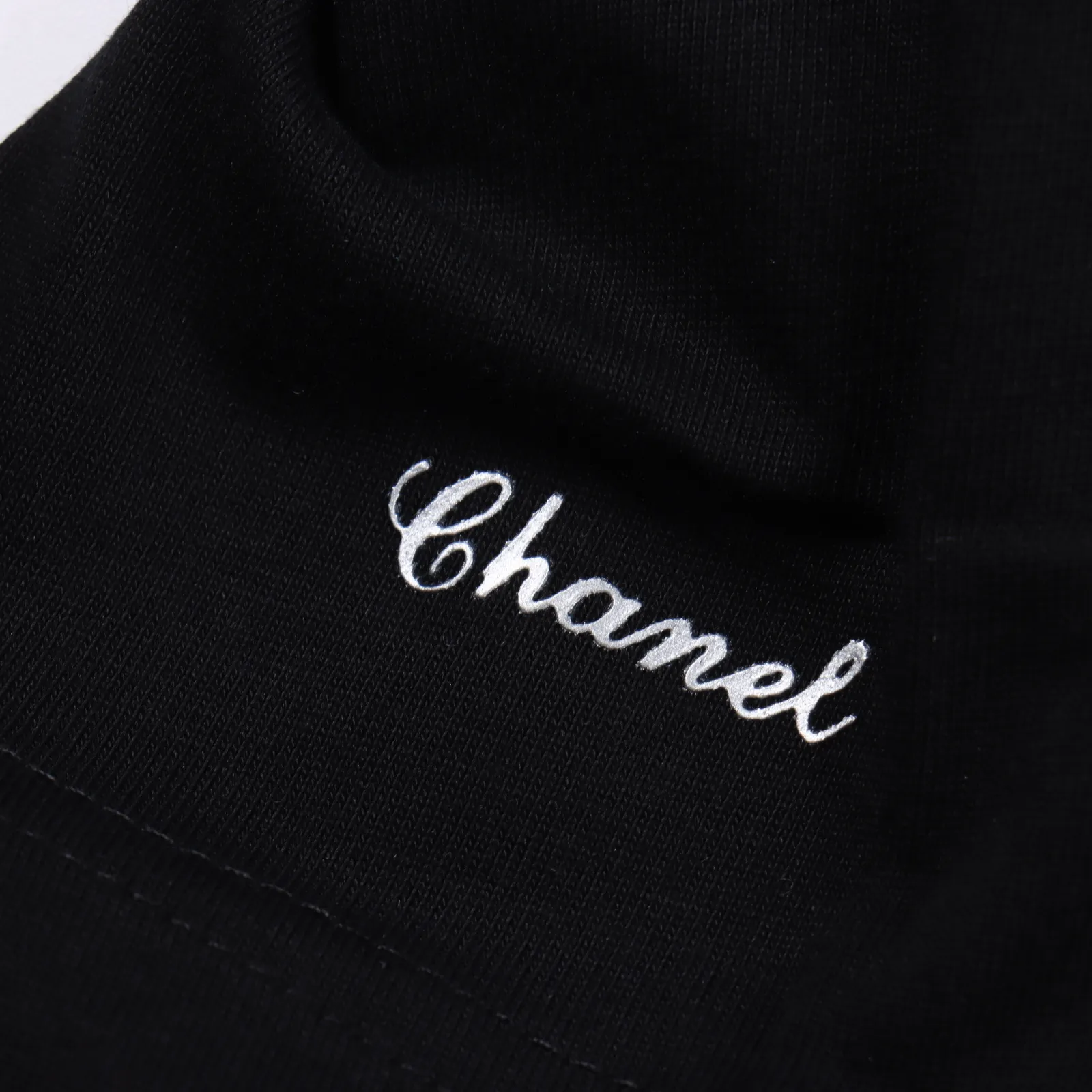 CHANEL /香奈兒 小香銀色金屬軟線刺繡短袖T卹 簡約而不簡單的情侶款,高級香 明明很簡單的設計,看上去就是一眼的高級!