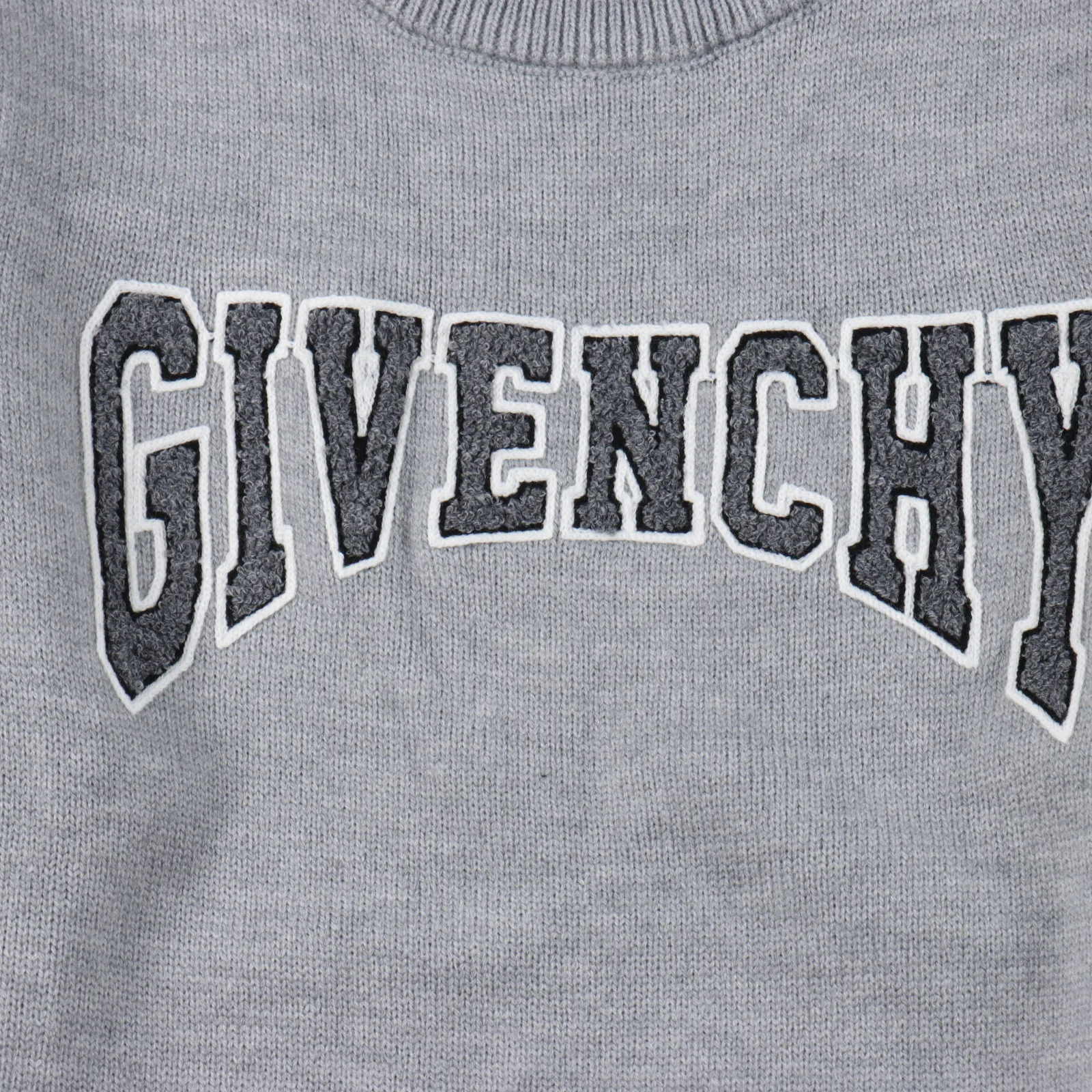 Givenchy/紀梵希GVC 23S毛巾繡Logo圓領毛衣                無限延伸別樣氣質款毛衣 單穿內搭皆宜，客供優質纖體羊毛面料 手感質感細膩柔軟 媲美羊絨質感 透氣爽膚不紮刺 保暖禦寒 字母刺繡高級的複古藝術 男女同款                Size:S-L                編碼：SSD102562