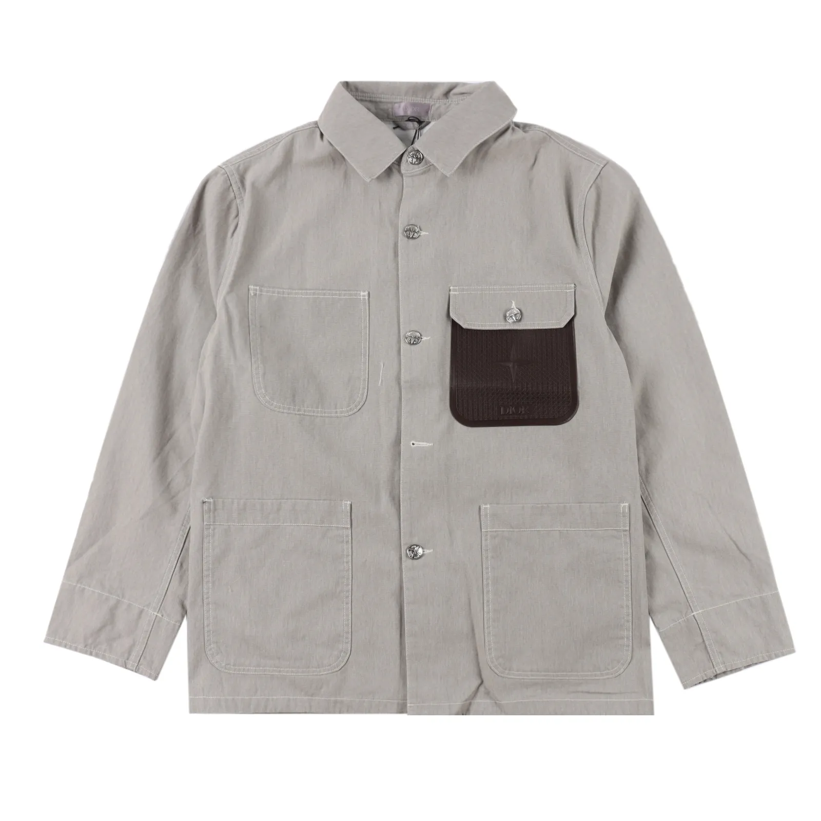 Dior & Stone lsland 迪奧石頭島聯名皮牌口袋夾克外套 2024 Dior這款夾克來自 DIOR AND STONE ISLAND 限定係列,突顯聯名系列標誌,Stone Island 的經典星星與 Dior 品牌標誌相得益彰。
