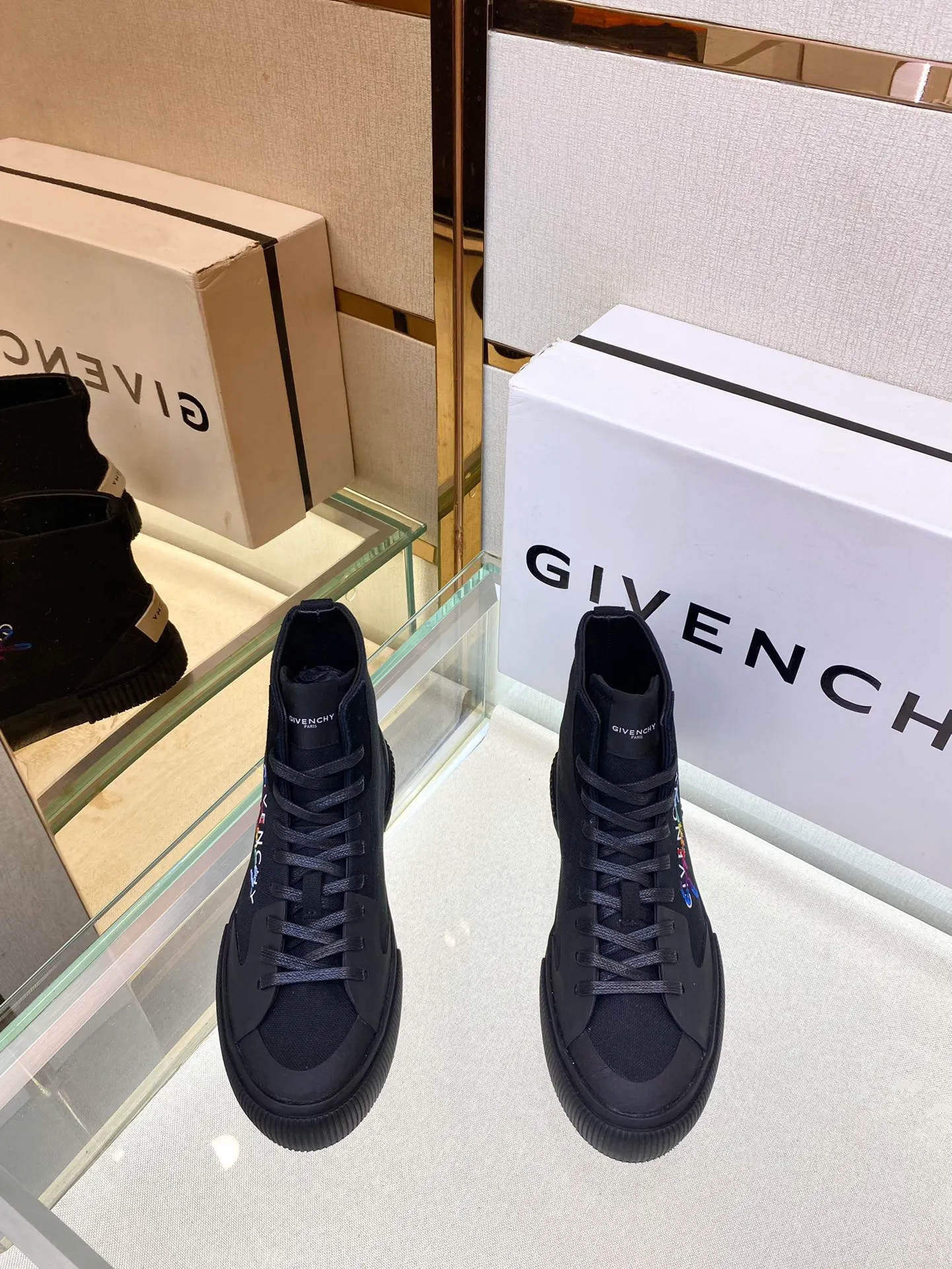 頂級版本Givench*新品板鞋牛皮CITY運動鞋  採用進口牛皮打造，鞋舌金屬銘牌鐫刻GIVENCH* LOGO。