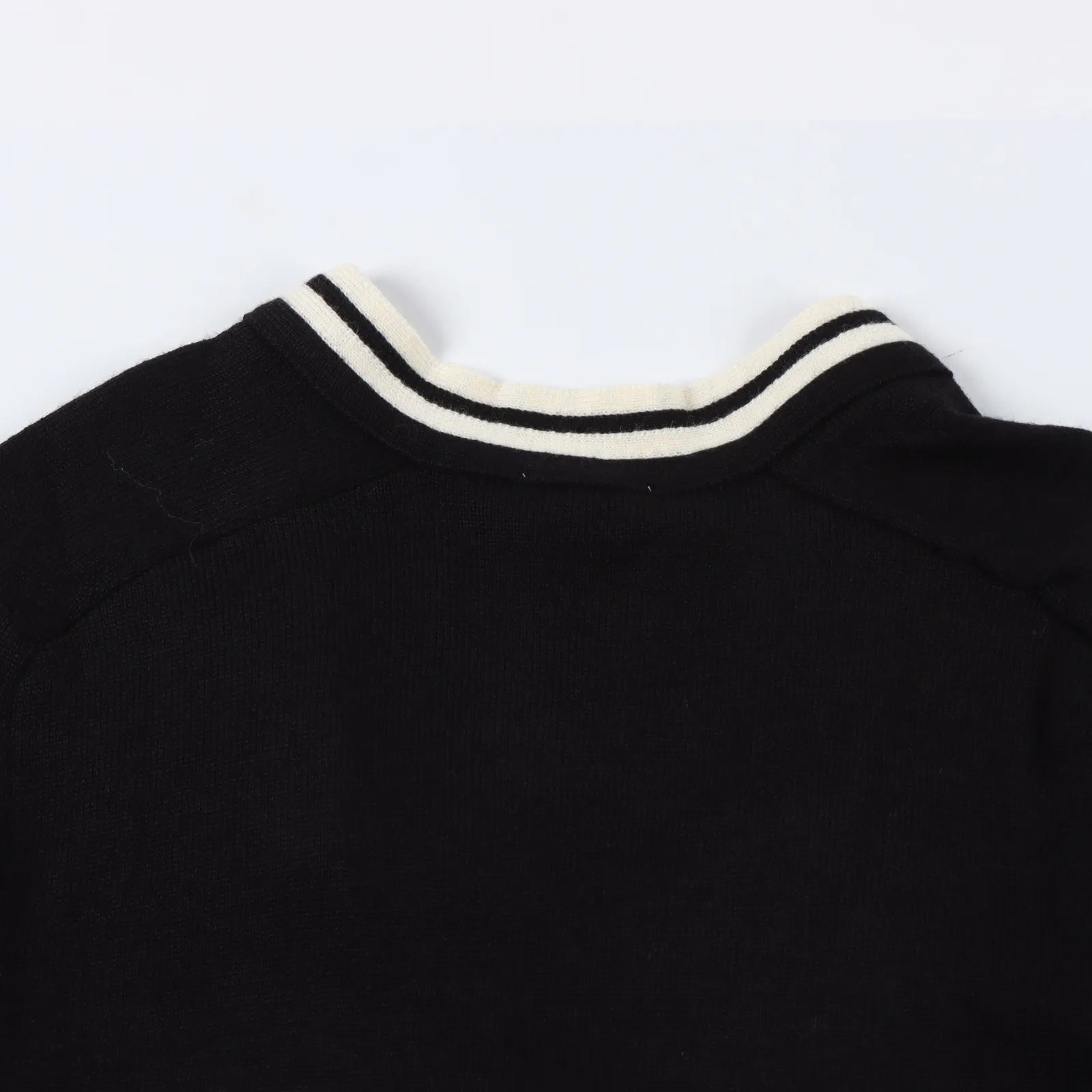 Celine 賽琳 24FW 小標條紋針織開衫 24FW早秋新款 刺繡凱旋門logo圖案V領長袖開衫 ,此款毛紗採用26支羊毛混紡毛紗 門襟拼接螺紋拼接設計 TRIOMPHE刺繡設計 凱旋門刺繡立體且飽滿 版型屬於V領長插肩袖版型 雙色羅紋飾邊套口整體大身衣片 定制5枚鐫刻CE字樣的鈕扣 經典版型舒適百搭 初秋必備款式 男女同款 尺碼:S-XL 編碼:XLB091423