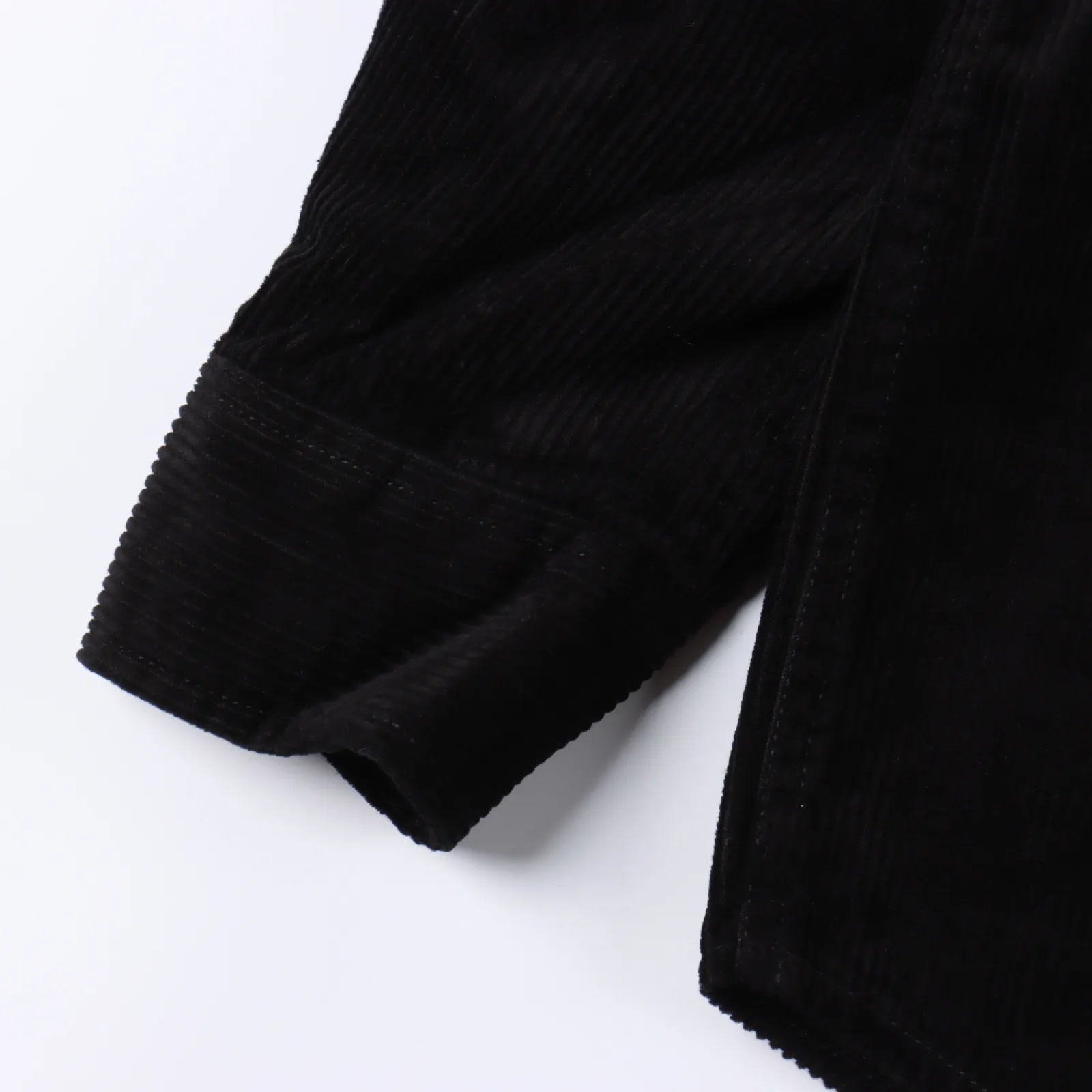 Carhartt WIP 卡哈特2024 經典LOGO標籤口袋燈芯絨襯衫外套                 襯衫的款式 燈芯絨的材質 水洗的工藝 放在目前的潮流圈妥妥的老錢風腔調 獨有工裝的韻味 透出古著的氣息 傳統的鈕扣開身 左側帶扣表袋 上面有卡哈特經典的貼佈刺繡logo 為整體的風格打上了頗具辨識度的標籤 後背立體構造 讓肩部更加挺括有型 高街潮流和舒適耐用相結合 既能滿足日常生活戶外露營等場景 也可以享受燈芯絨襯衫獨有的潮流態度 正品級定制                 SIZE:S-XL                編碼：EIO101142