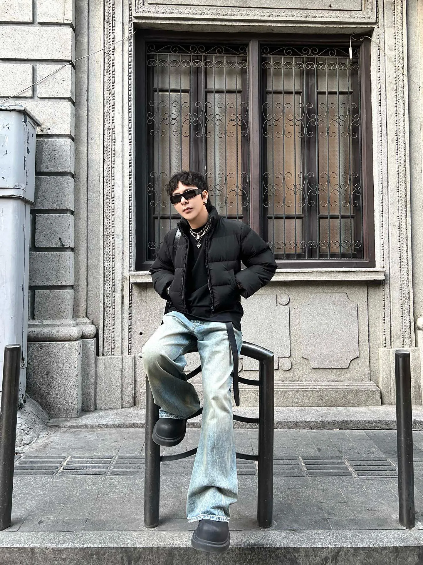 Maison Margiela馬吉拉MM6 23FW 大喇叭牛仔長褲                採用13安的美棉牛仔麵料，洗水再煮水固色後定位噴馬溜，再二次洗水達到自然漸變效果，褲腳扎花線條，輕孝洗洗水，煮水固色，原版1:1定位噴馬溜再二次水洗出達到原板的漸變自然效果，褲子多處磨破 均純人工手工磨破，做工繁瑣，日產量低，採用專機開尾鳳眼，定制Logo五金鉚釘、工字扣、皮牌， 寬鬆版型                Size：XS-L                編碼：FNC121082