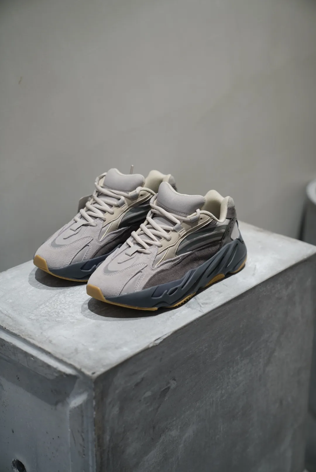🔥YEEZY Boost 700 V2火山🌋 🔥經典延續,作為YEEZY最好穿的系列之一,相較於350,雖沒有那麼強烈的“踩💩”感,但勝在支撐性更好,也同樣兼具輕量化和非常好的腳感,大面積反毛皮鞋面,也更適宜秋冬季穿著❗️⚠️尺碼:36、36.5、37、38、38.5、39、40、40.5、41、42、42.5、43、44、44.5、45 、46