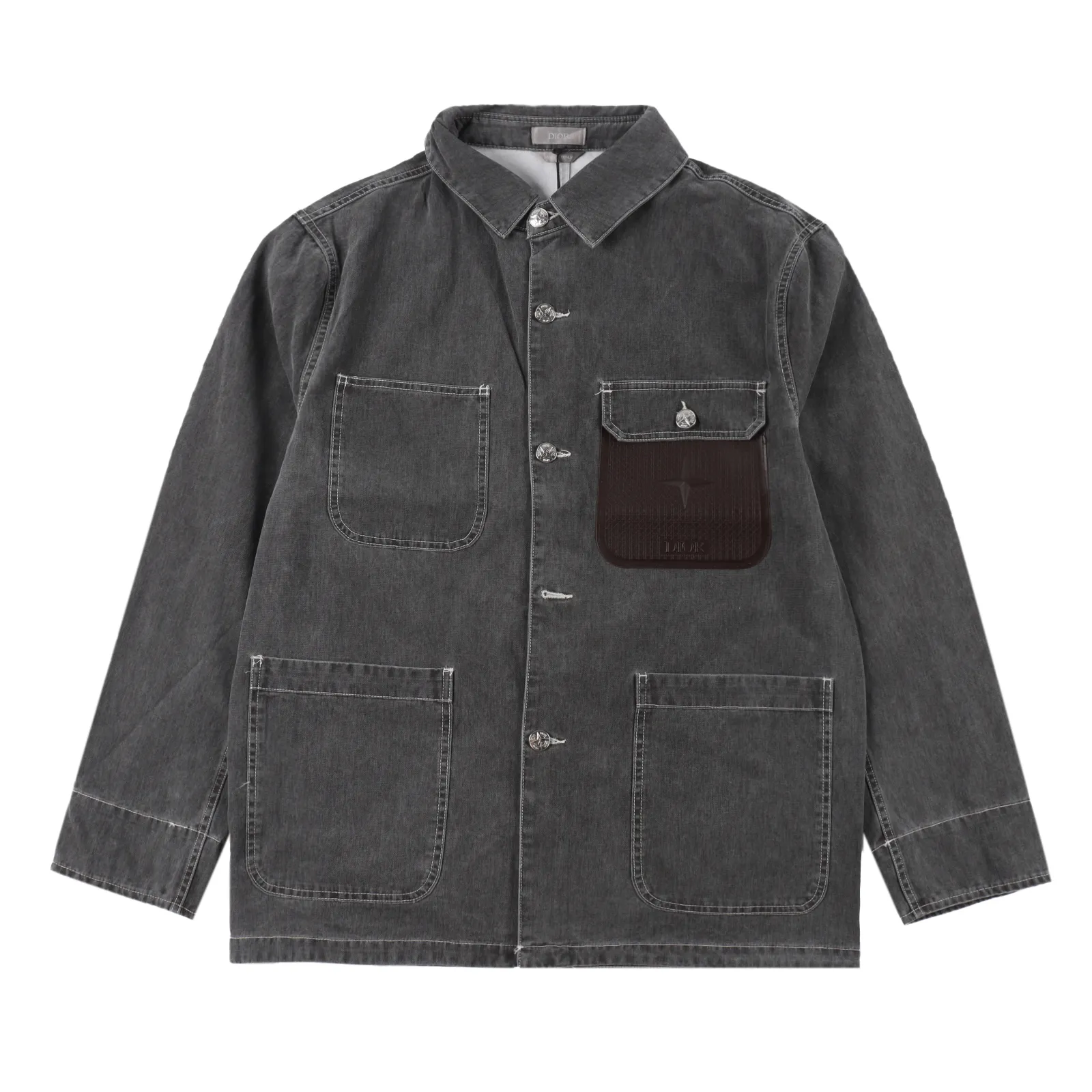 Dior & Stone lsland 迪奧石頭島聯名皮牌口袋夾克外套                2024 Dior這款夾克來自 DIOR AND STONE ISLAND 限定係列，突顯聯名系列標誌，Stone Island 的經典星星與 Dior 品牌標誌相得益彰。