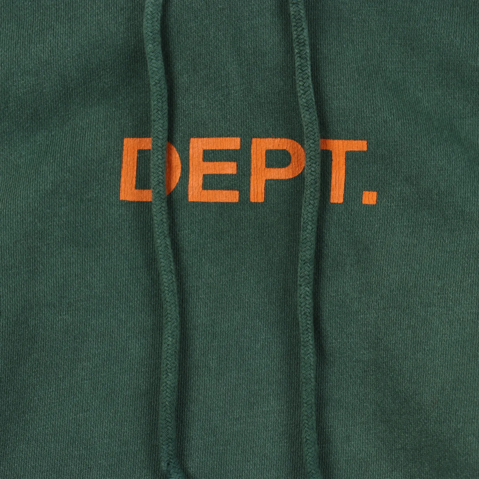 GALLERY DEPT 22FW 英文字母塗鴉彩繪連帽衛衣水洗綠 進口21*21底部8支克420克重純棉三線抓毛衛衣 配套21支雙紗2*2螺紋 橫裁面料 同大身料同缸保證無色紗 大身同羅紋同缸紗色織 前幅印花在經過石磨重水洗的過程中達到了不同的剝落與深淺效果 營造出潑墨染畫的視覺效果 漿料採用環保水粉漿按比例調配 進口漿料手繪後依附布料性能強 耐水洗牢度高 多次水洗都不會脫漿掉色 整件衣服全部顏色均對位原版 顏色數量多 對工人技術要求極高而且耗費工時 印花採用17套花板水性油墨套板成品印花 一件成衣需要印30多遍 每段工序都緊湊環環相扣的 對工藝技術要求嚴格 高品質要求出貨 成品自然美觀 SIZE:S M L XL 編碼:CAL112243