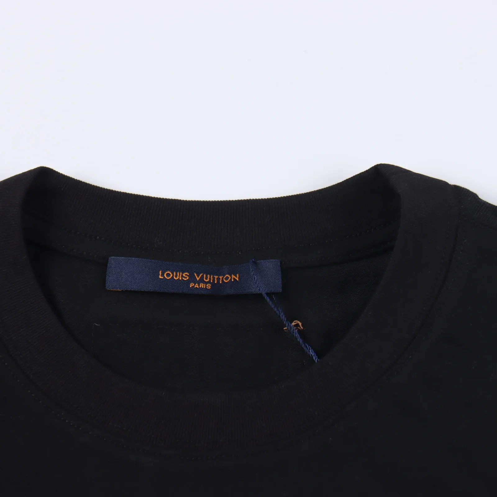 Louis Vuitton/路易威登 花卉大logo刺繡短袖T卹                胸口銀色花卉Logo圖案刺繡，                後背採用黃色Logo標籤，滿滿的路易威登風格，                經典的版型，手感已經無限接近原版，                面料採用260g 32織雙紗純棉面料，衣身面料具有柔軟觸感，                簡潔的時尚的一款T卹很值得入手的，內外搭很出彩，男女輕鬆駕馭                 Size：S-L                編碼；BOK041631
