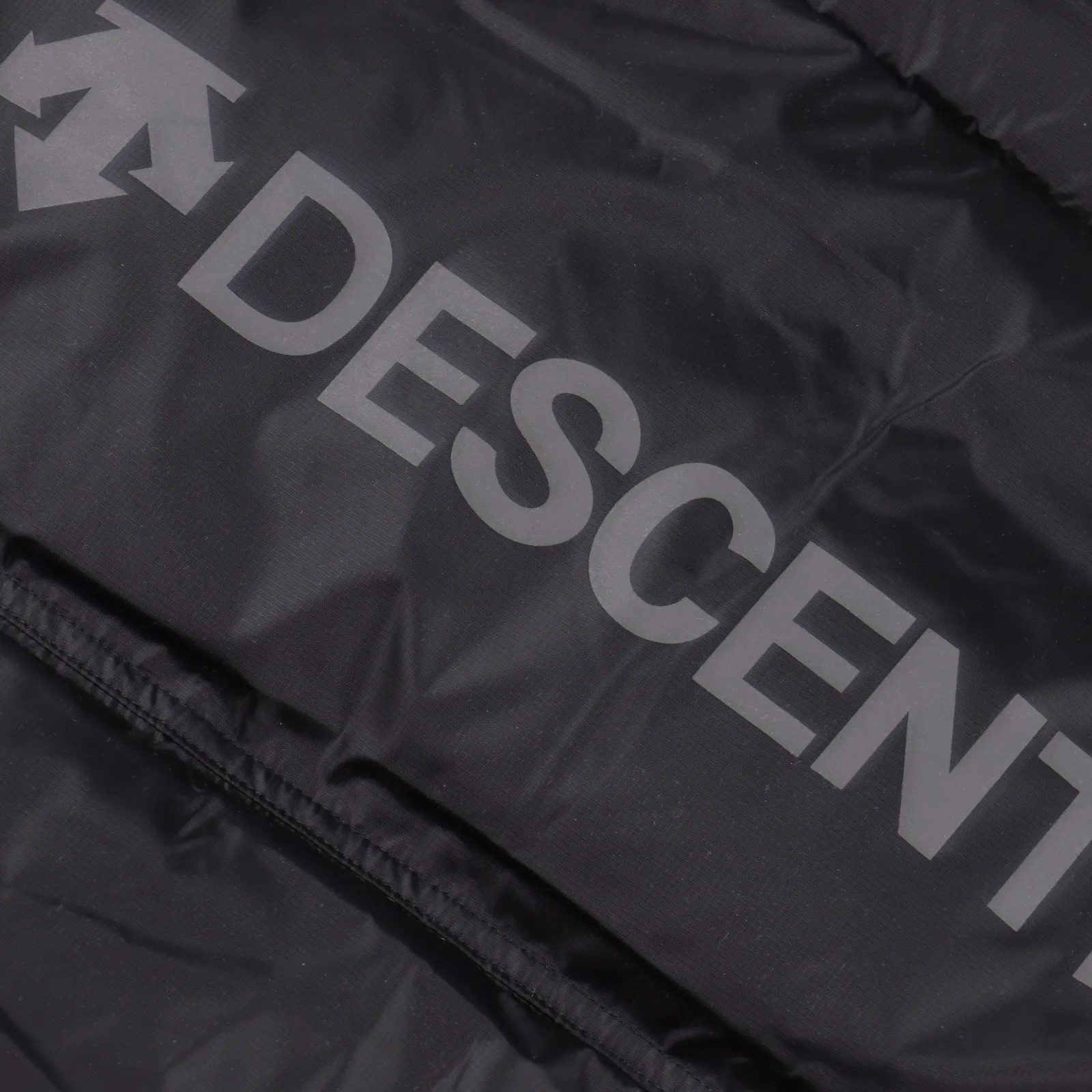 DESCENTE/迪桑特  新款紅標撞色多標立領羽絨服                 公司純原訂單 帶內加熱系統,原包裝吊牌                整衣含絨量高達90% 蓬鬆輕盈 上身特別柔軟舒服 還特別保暖 北方的寶寶也可以輕鬆入 很別緻的logo設計，很有創意                立領短款設計，行動輕便                Size：S-XXL                編碼：SKK101684